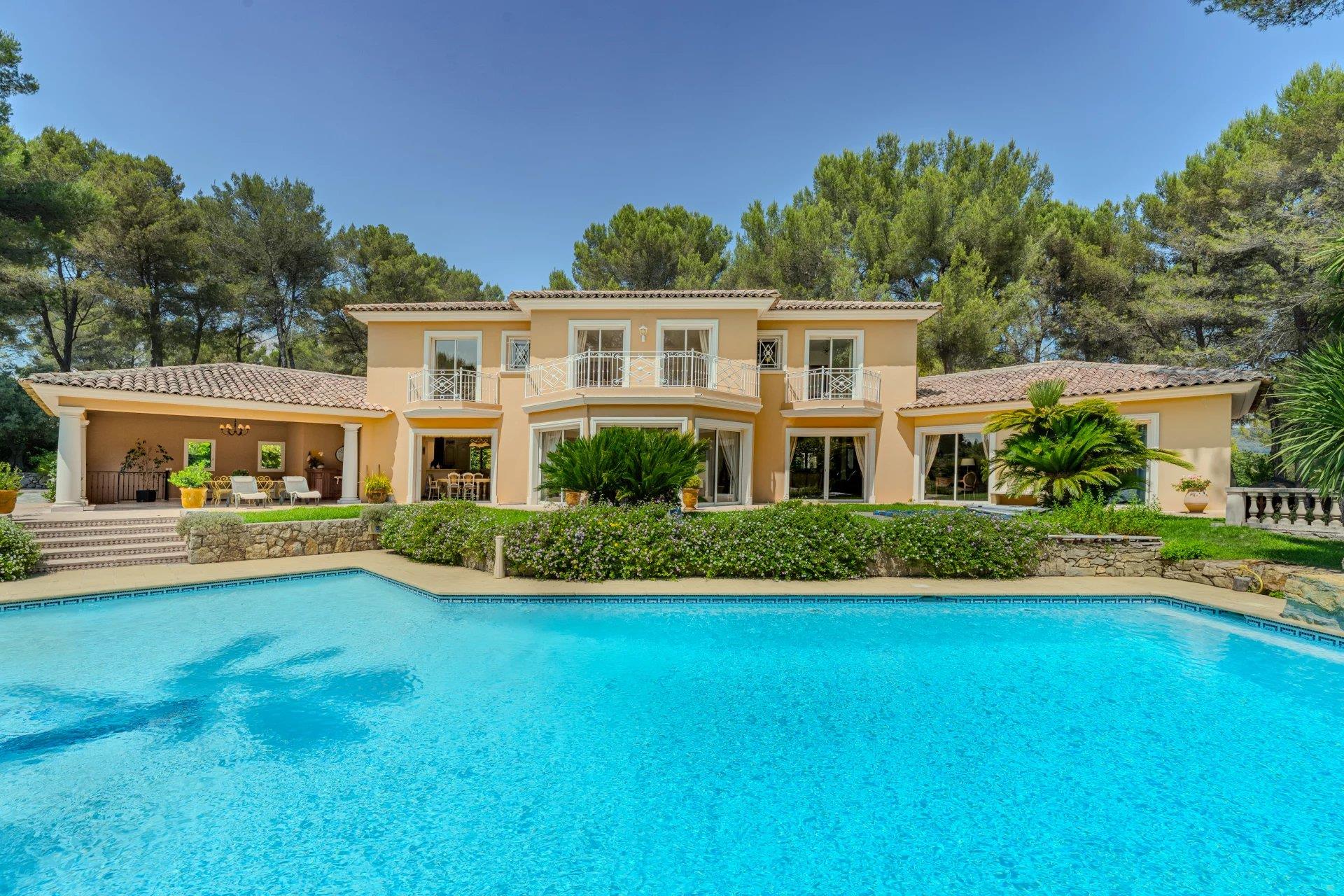 Mougins, um magnífico neo-provençal numa propriedade fechada