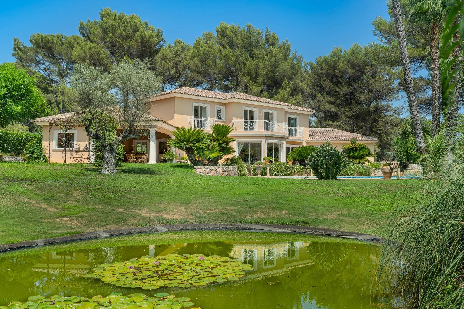 Mougins, um magnífico neo-provençal numa propriedade fechada