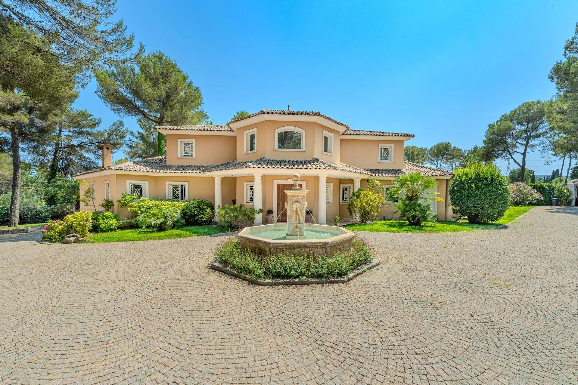 Mougins, um magnífico neo-provençal numa propriedade fechada