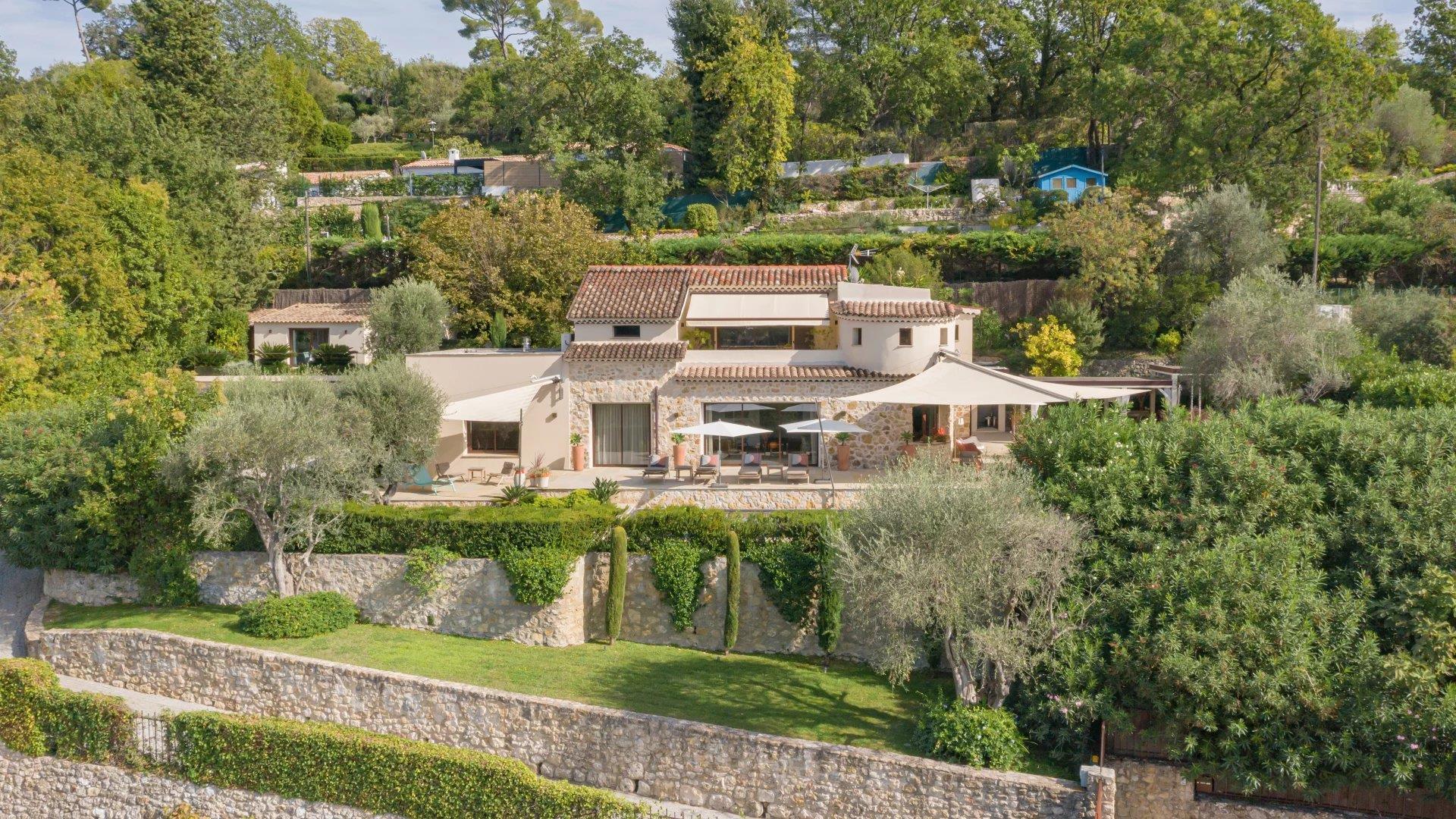 Magnífica vista para a aldeia nos arredores de Cannes