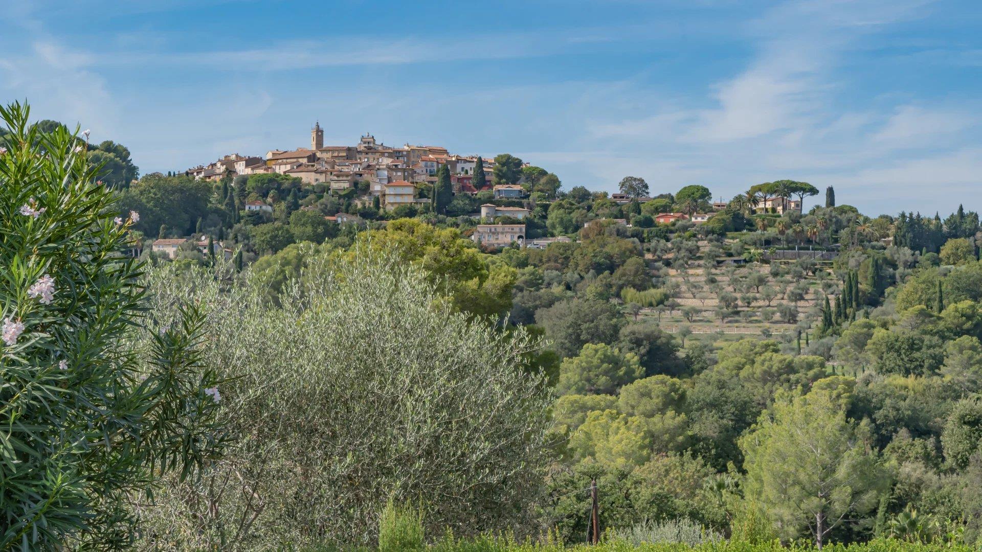Magnífica vista para a aldeia nos arredores de Cannes