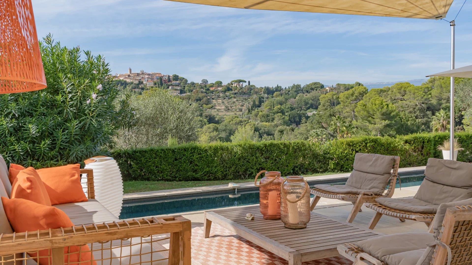 Magnífica vista para a aldeia nos arredores de Cannes
