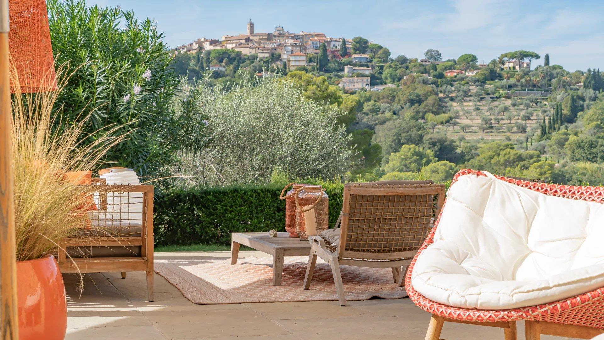 Magnífica vista para a aldeia nos arredores de Cannes