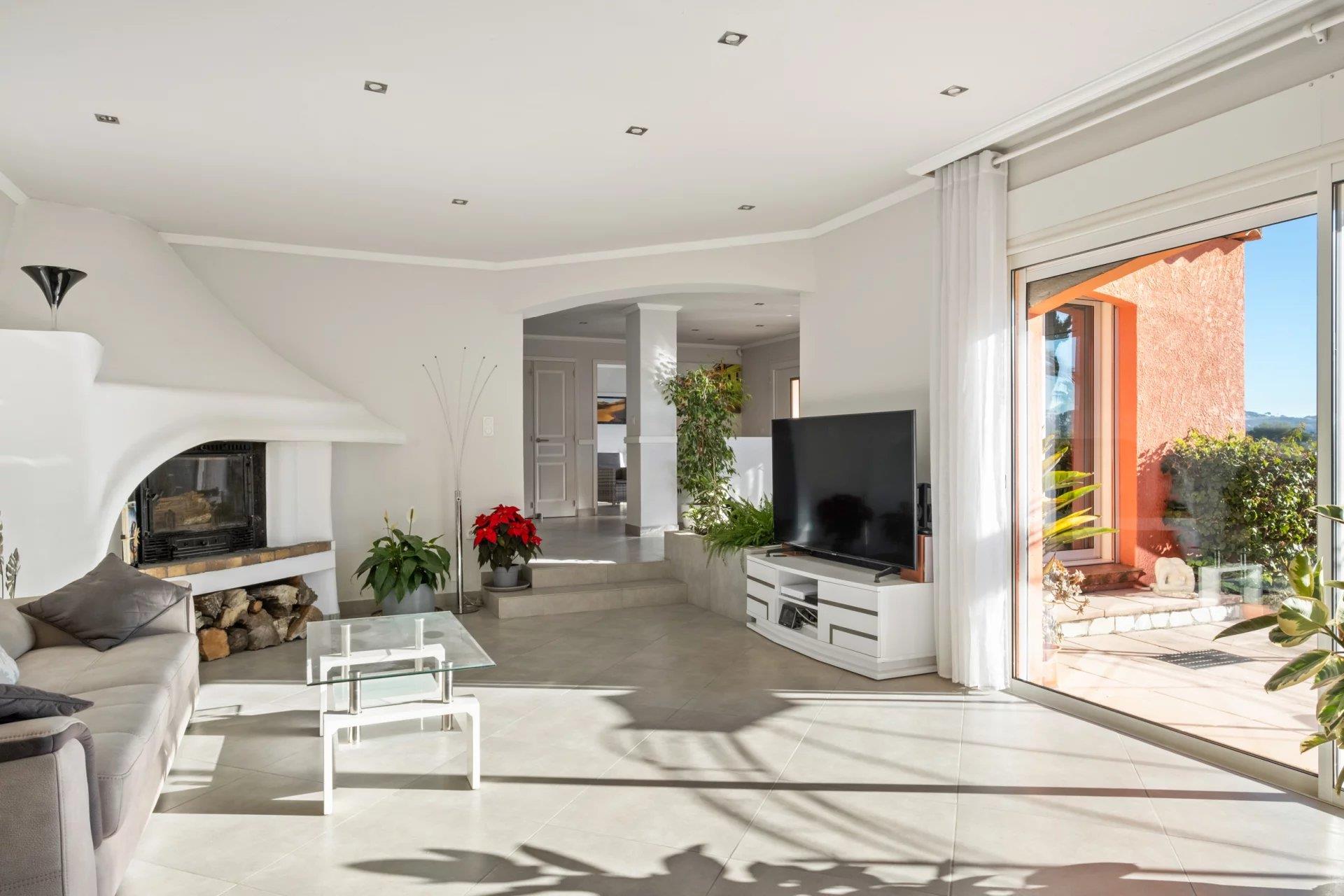 Mougins - Moradia provençal renovada - terreno com piscina