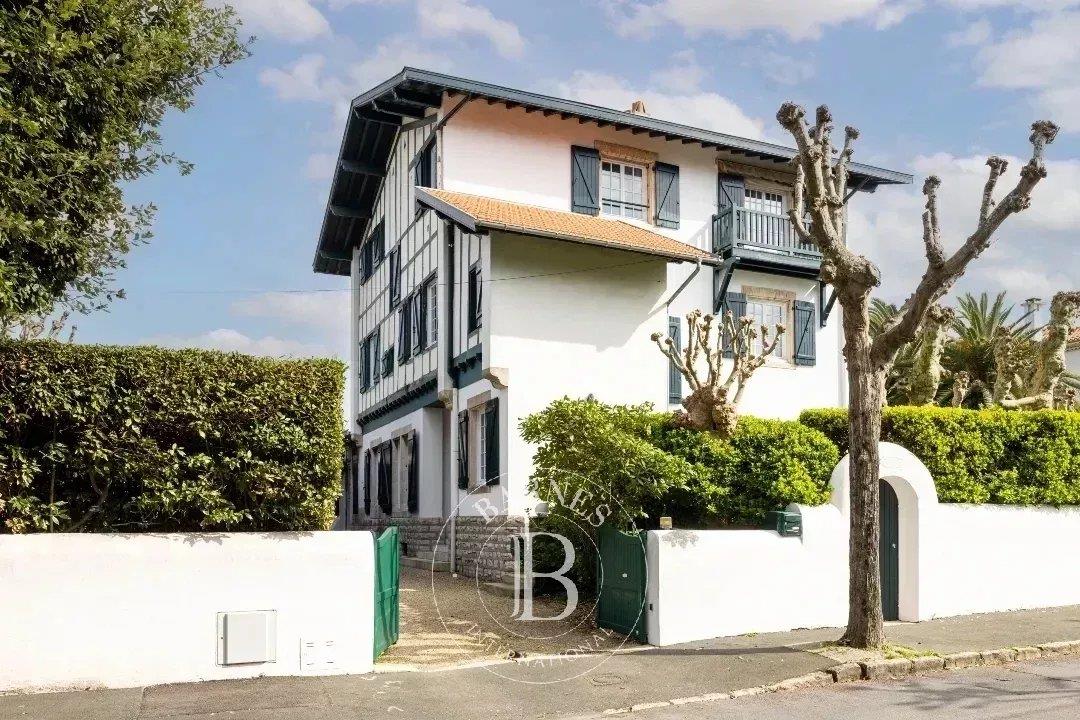 Biarritz, Beautiful 270 Sq.M House + Outbuilding