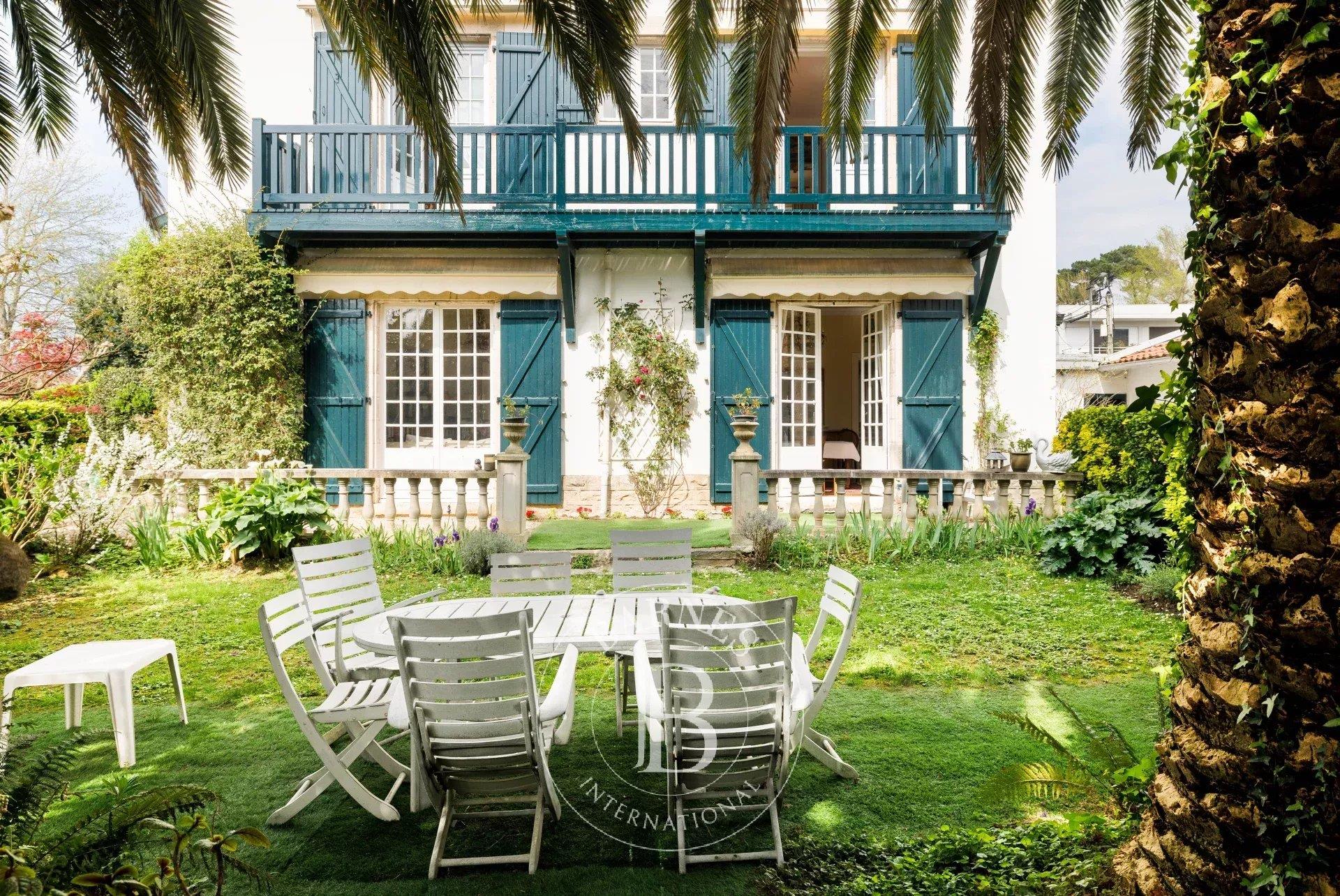 Biarritz, Beautiful 270 Sq.M House + Outbuilding