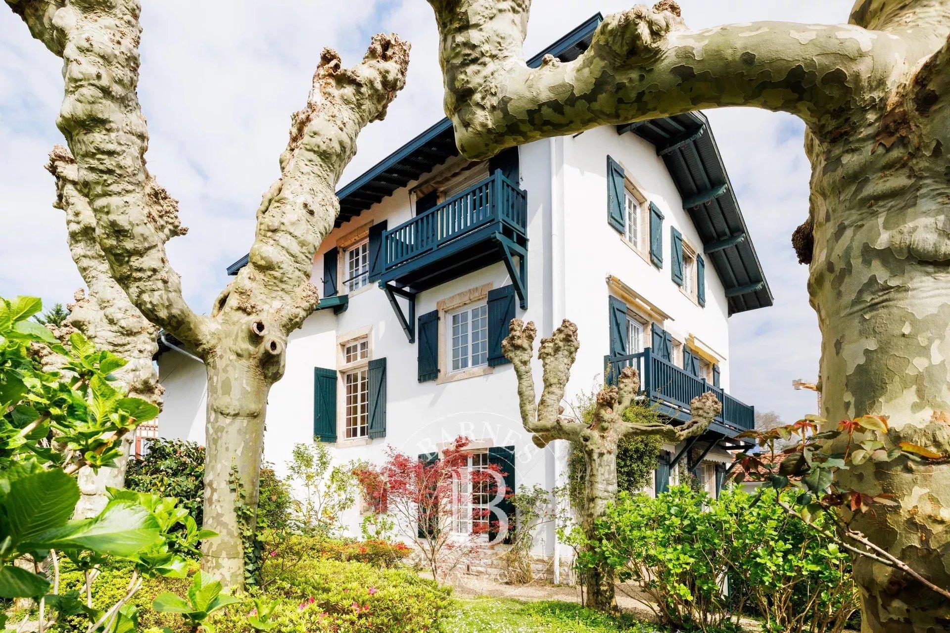 Biarritz, Beautiful 270 Sq.M House + Outbuilding