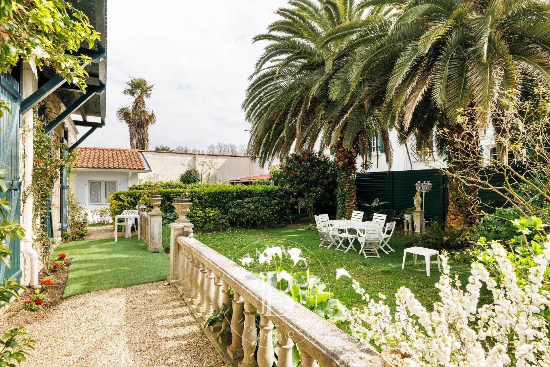 Biarritz, Beautiful 270 Sq.M House + Outbuilding