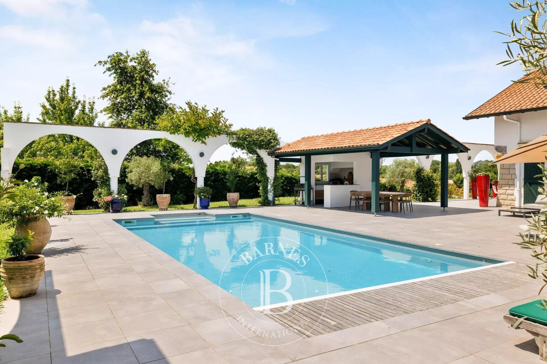 Bidart, Renovated House With Guest House And Swimming Pool