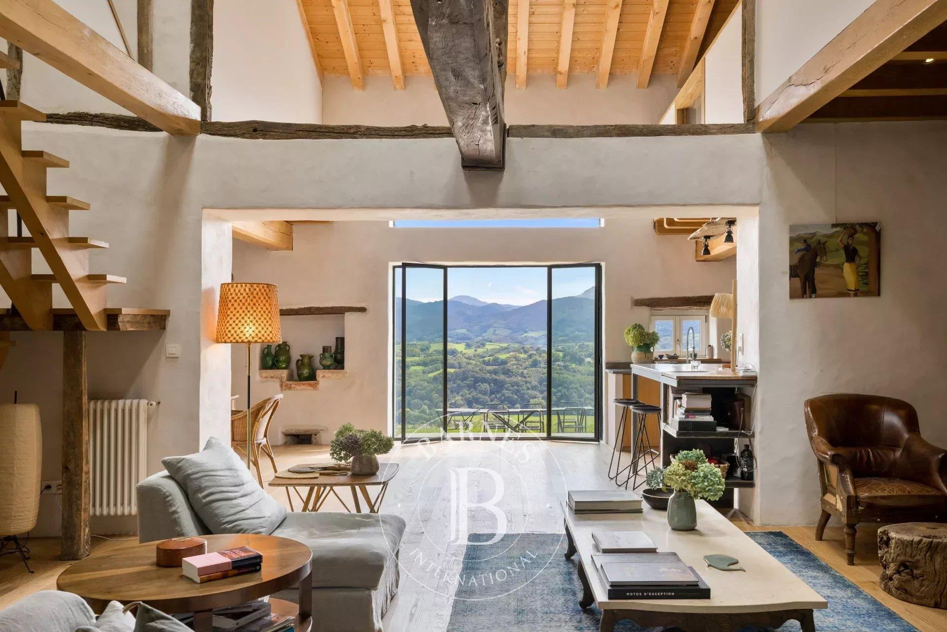 Sara, Renovated Farmhouse Of Approximately 650 M² With Mountains Views