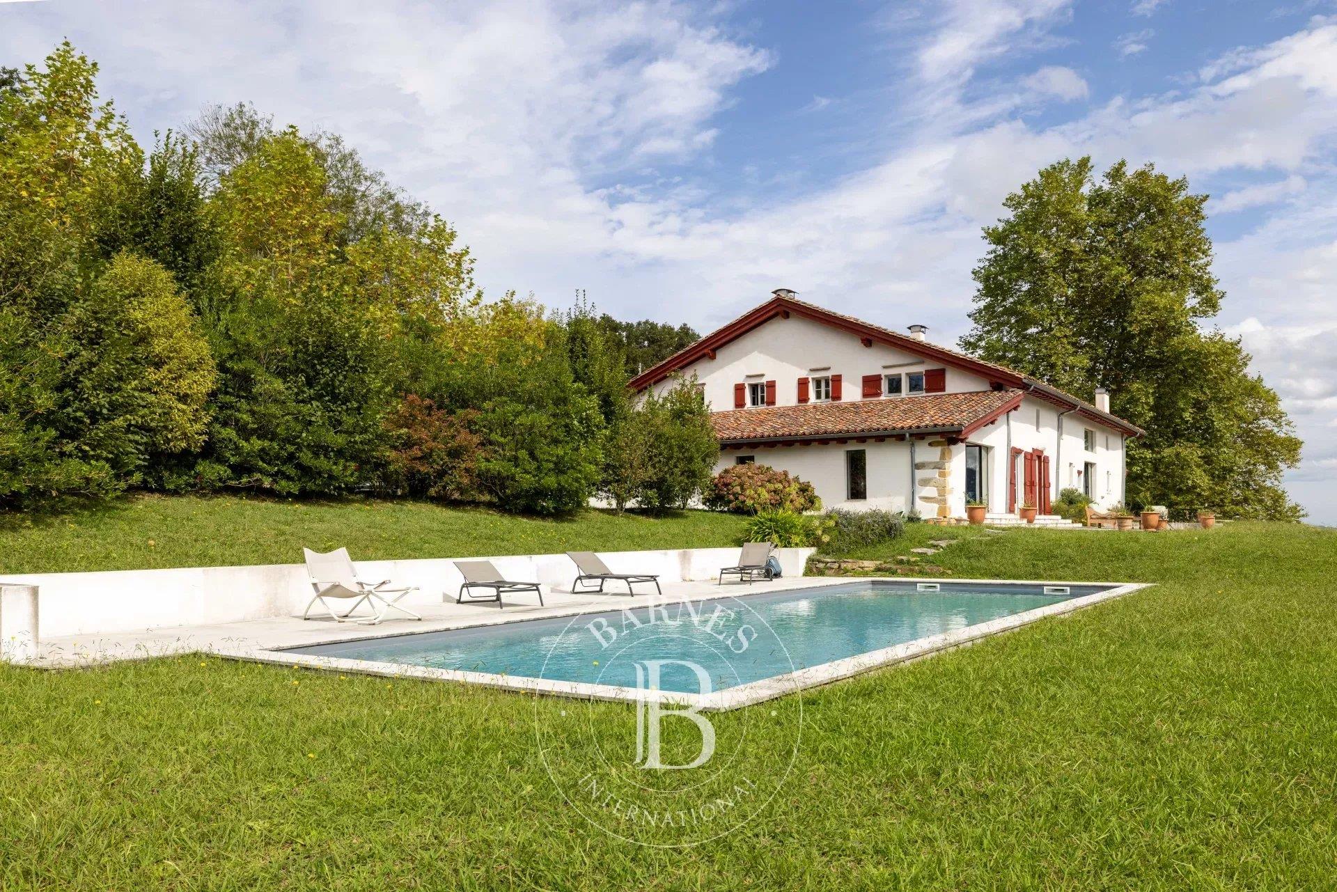 Sara, Renovated Farmhouse Of Approximately 650 M² With Mountains Views