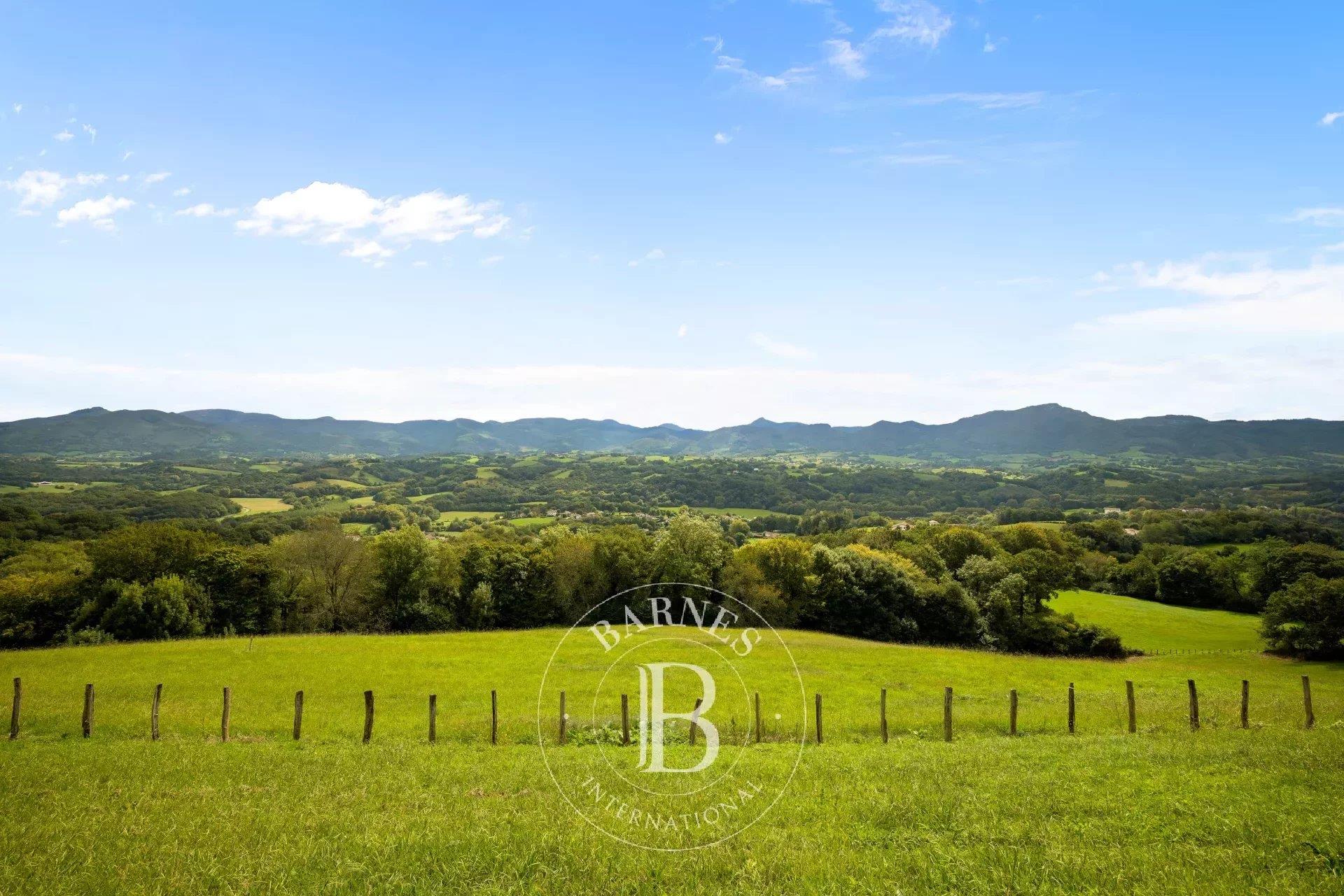 Sara, Renovated Farmhouse Of Approximately 650 M² With Mountains Views