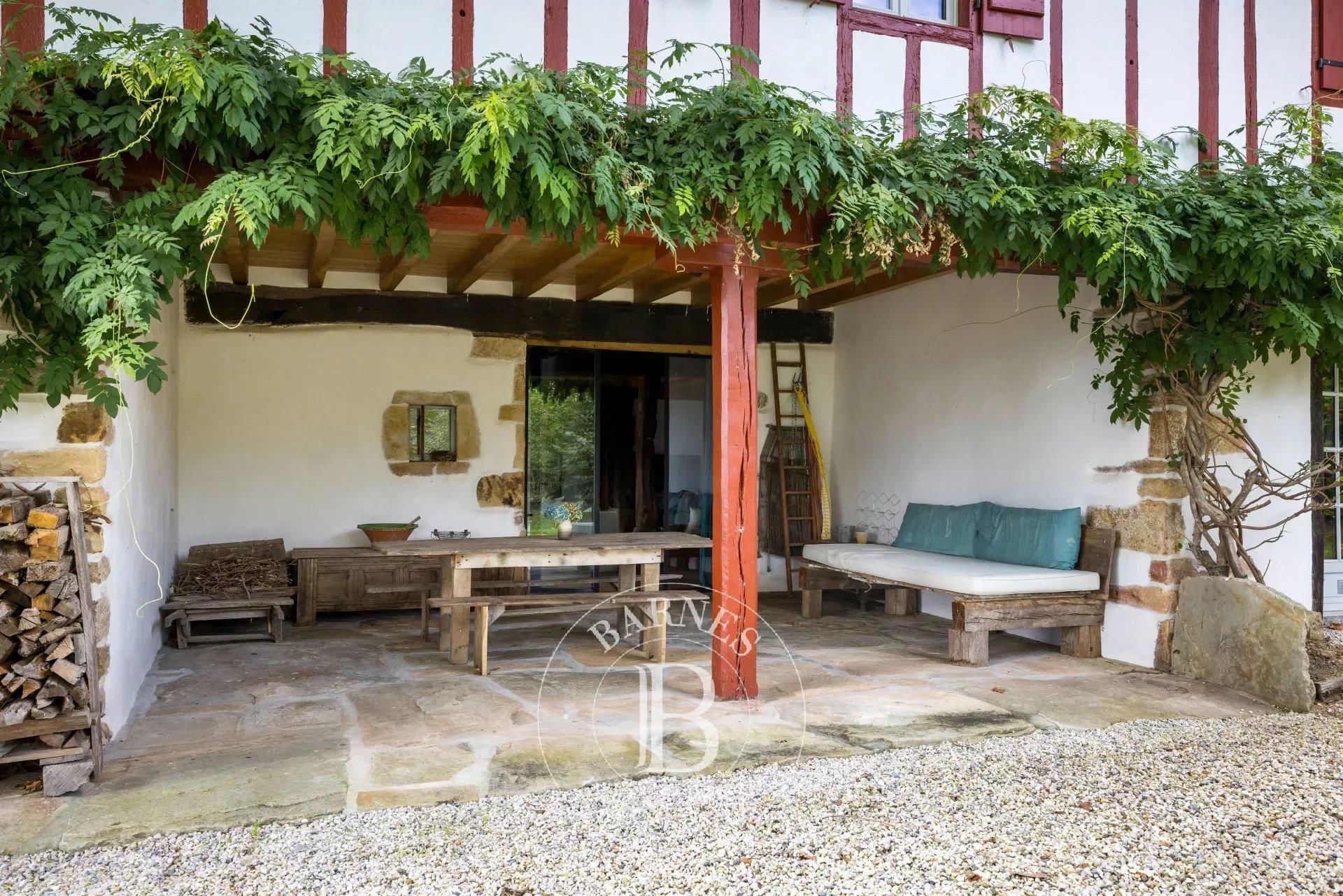 Sara, Renovated Farmhouse Of Approximately 650 M² With Mountains Views