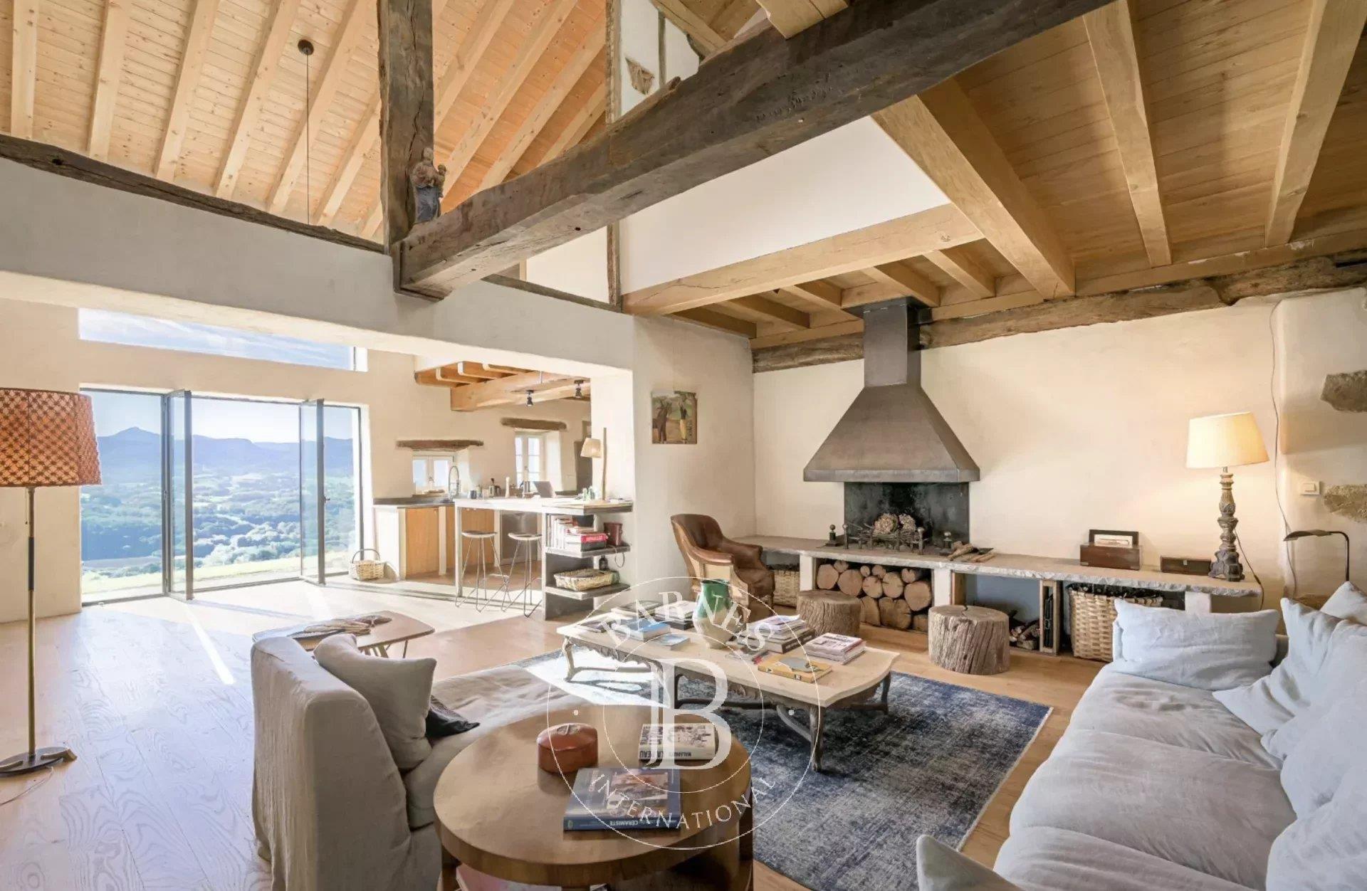 Sara, Renovated Farmhouse Of Approximately 650 M² With Mountains Views