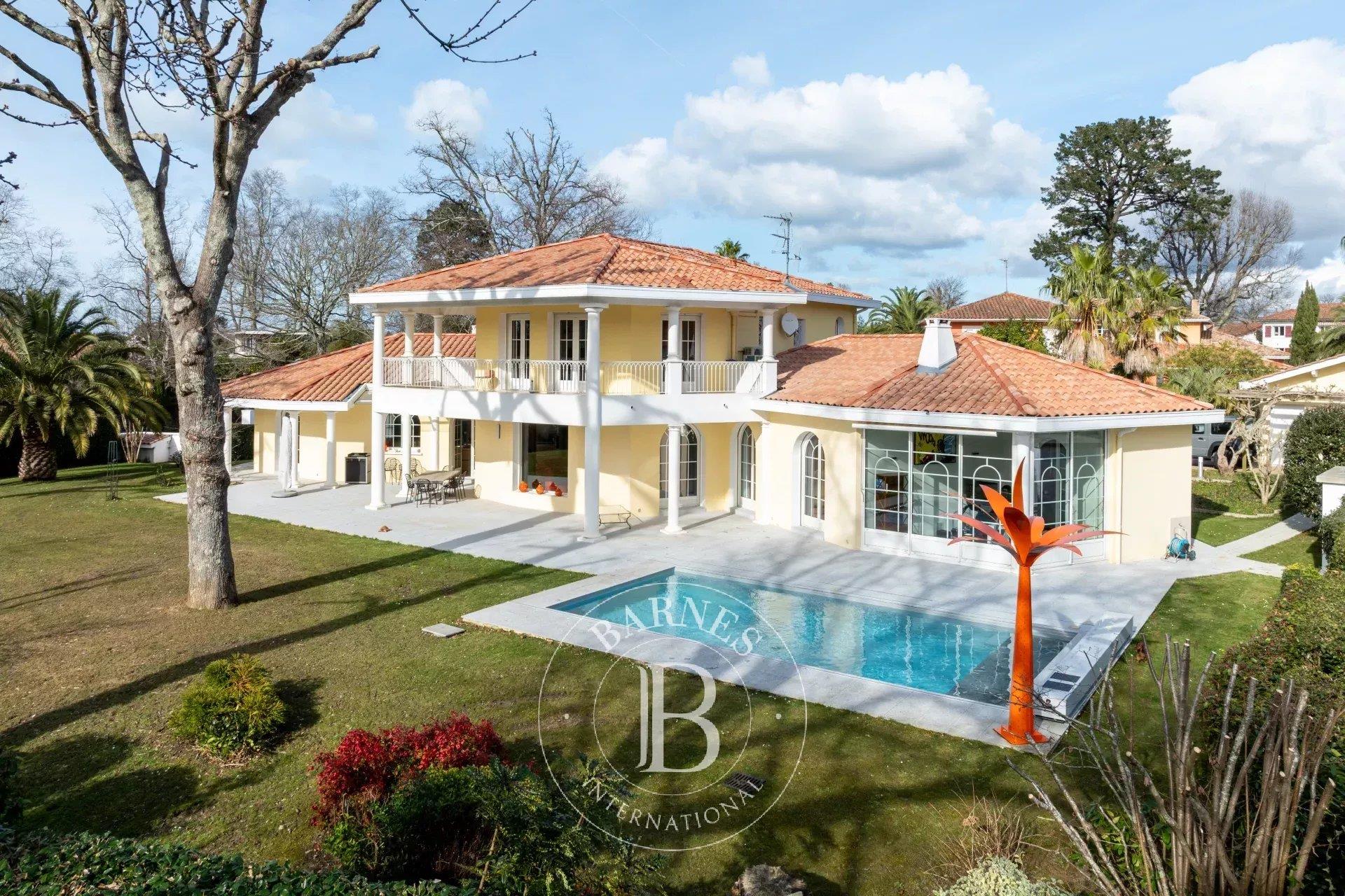 Biarritz, Beautiful House On 1900 M² Land