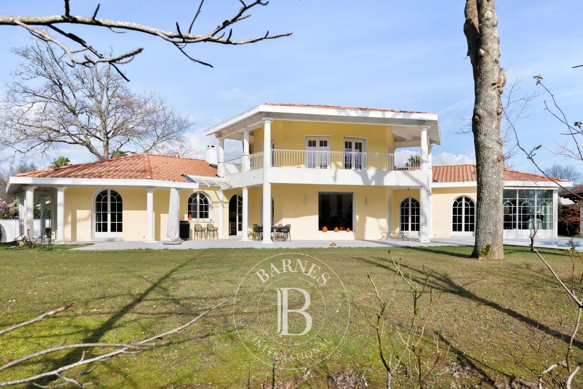 Biarritz, Beautiful House On 1900 M² Land