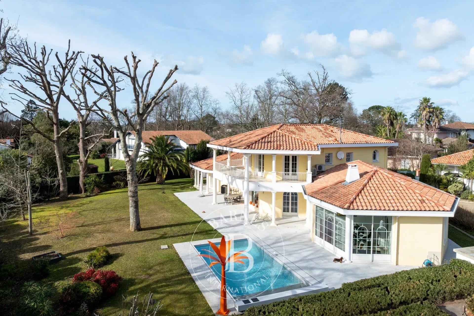 Biarritz, Beautiful House On 1900 M² Land