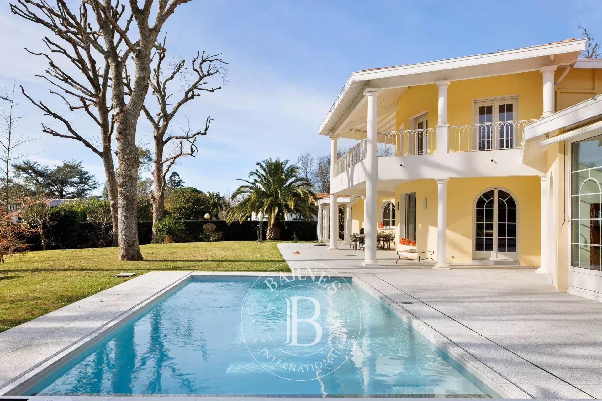 Biarritz, Beautiful House On 1900 M² Land
