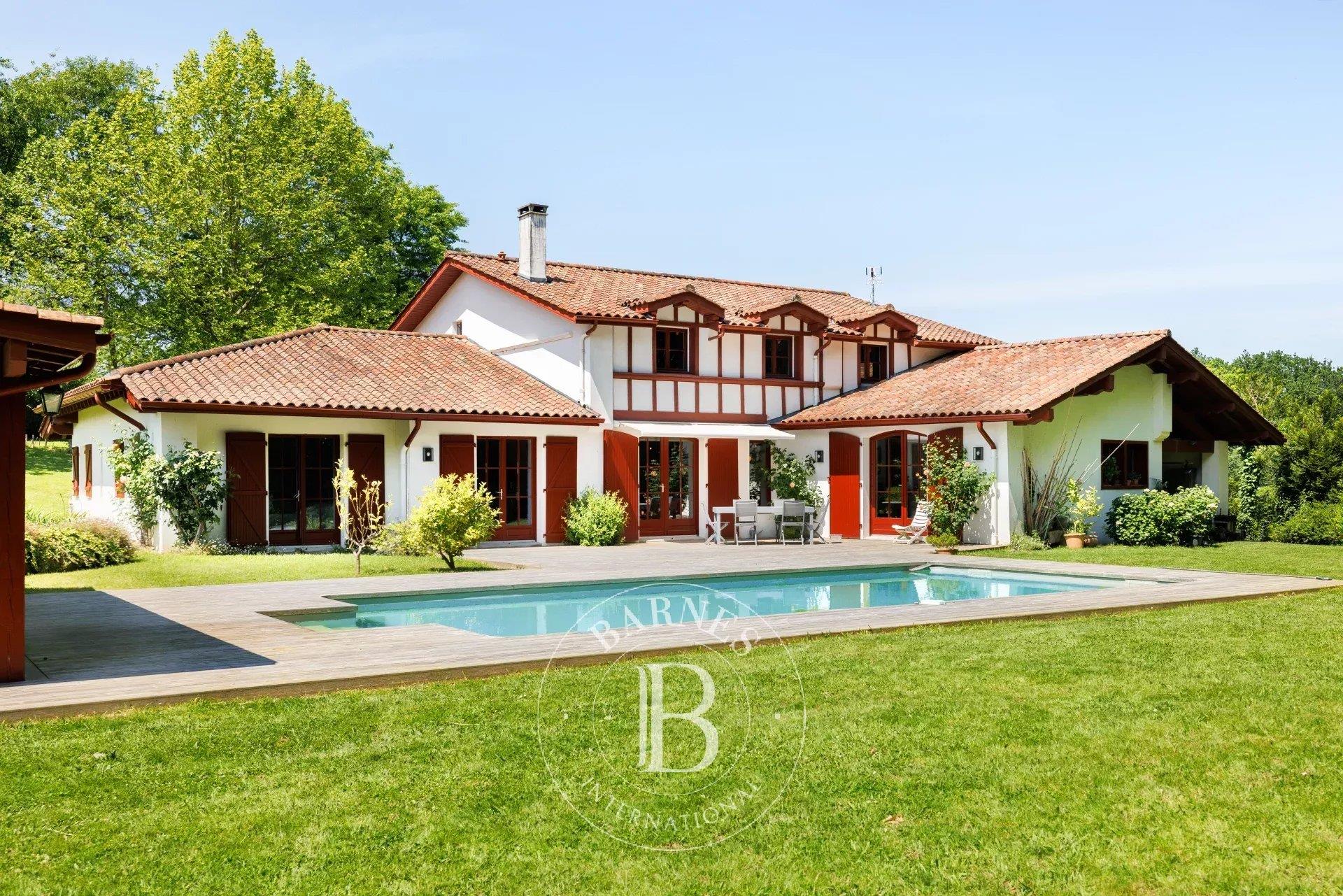 Saint Jean De Luz, Peaceful Setting – 327 Sqm Family Home