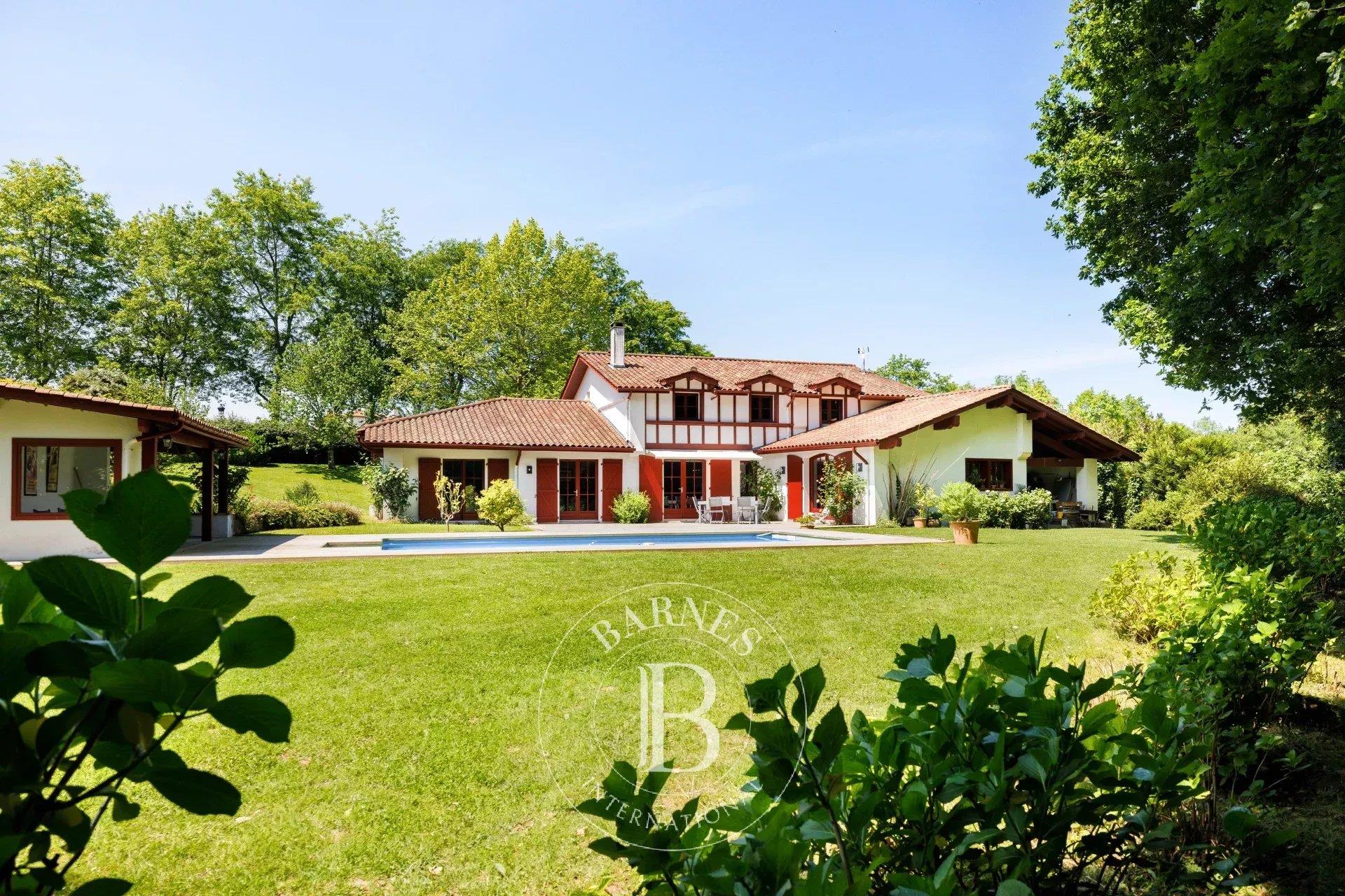 Saint Jean De Luz, Peaceful Setting – 327 Sqm Family Home