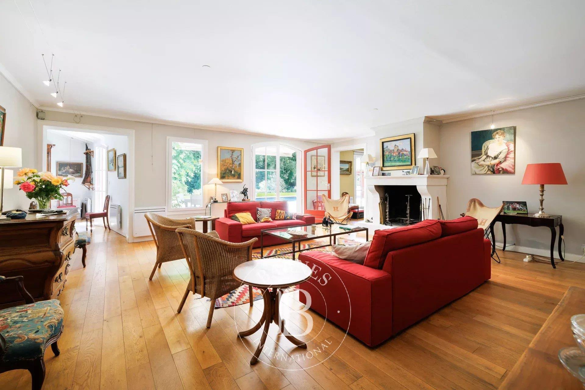 Saint Jean De Luz, Peaceful Setting – 327 Sqm Family Home
