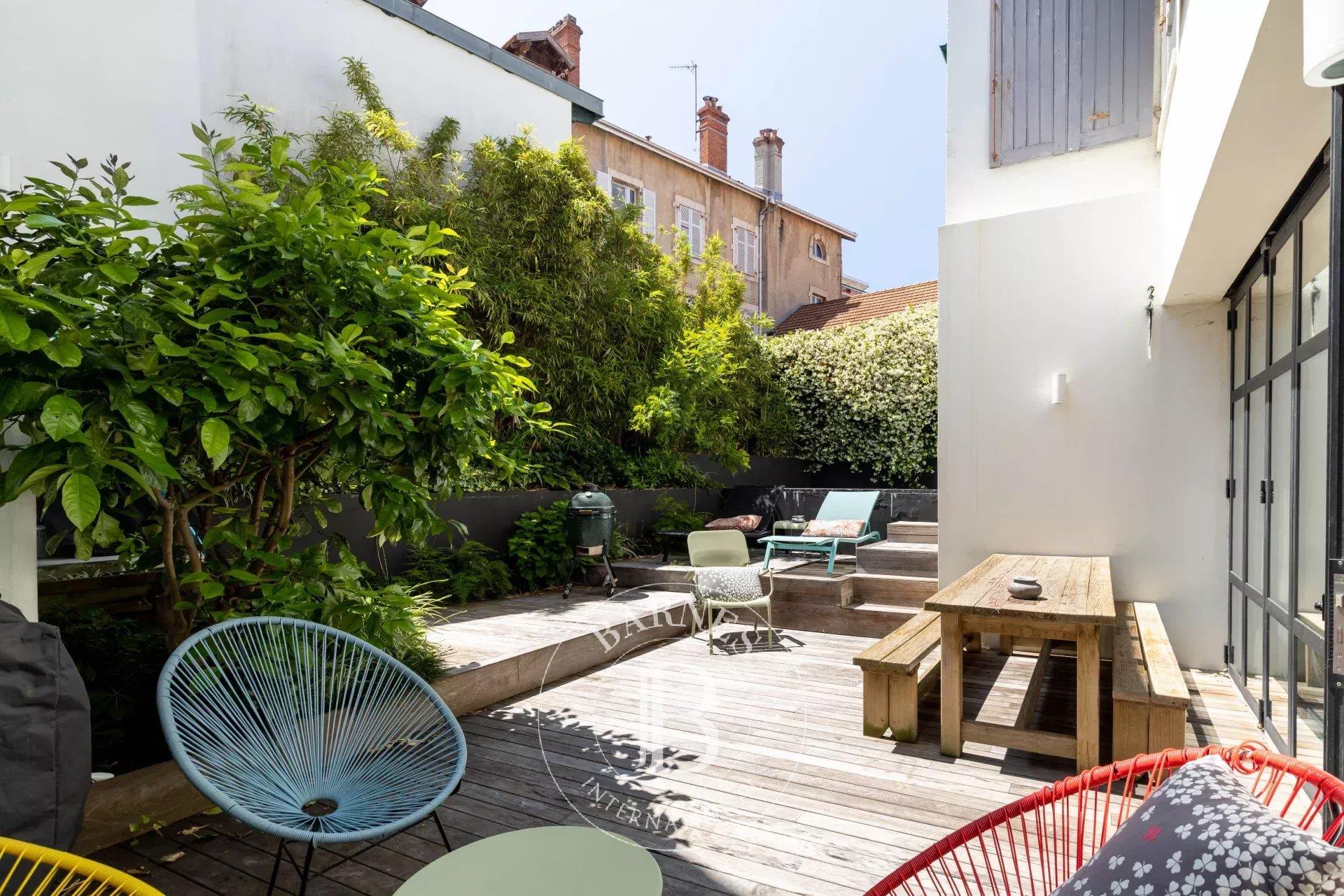 Beautiful House Of 257 M² With Terrace And Pool