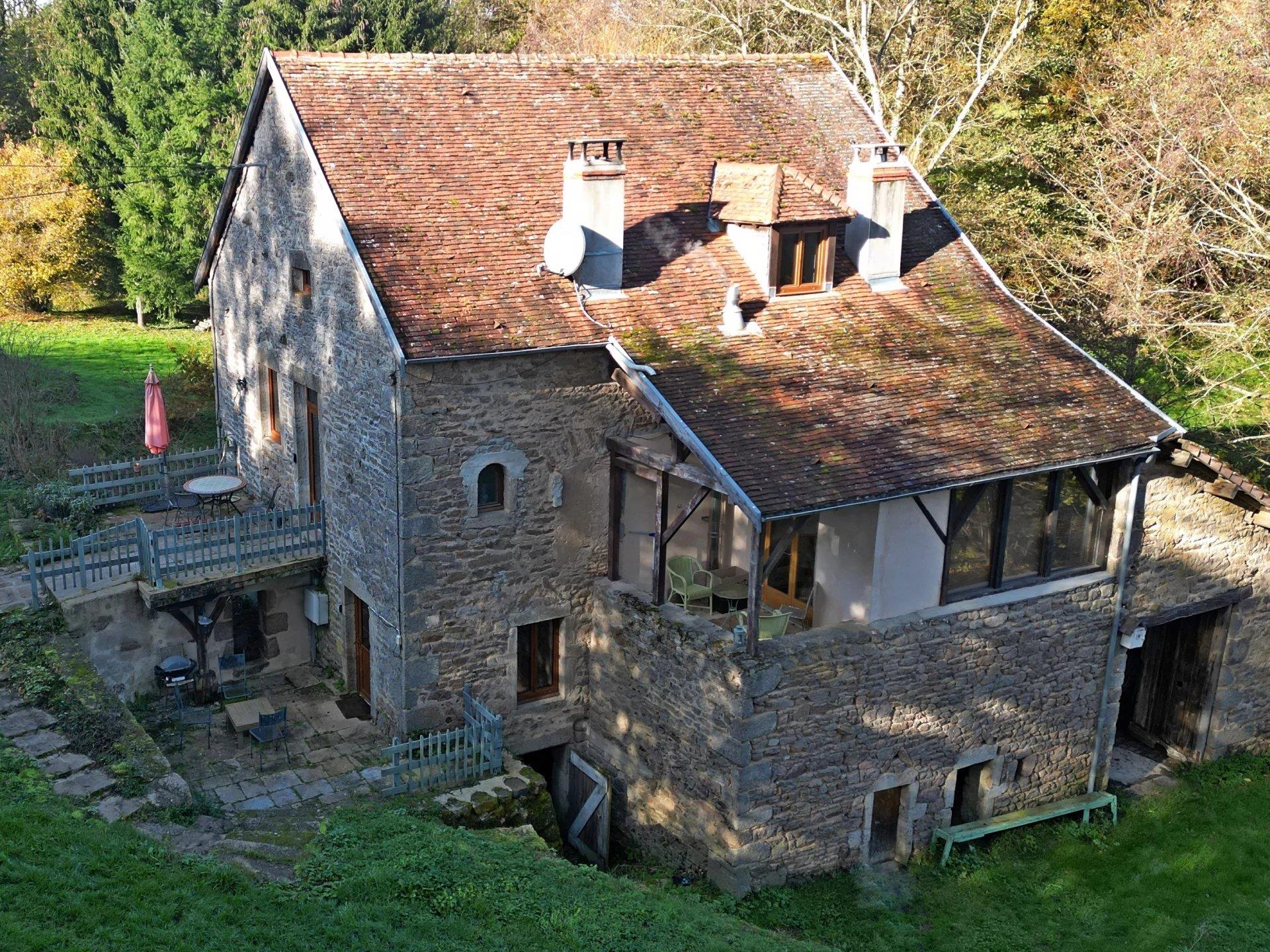 En exclusivité, ancien moulin avec 6 hectares environ