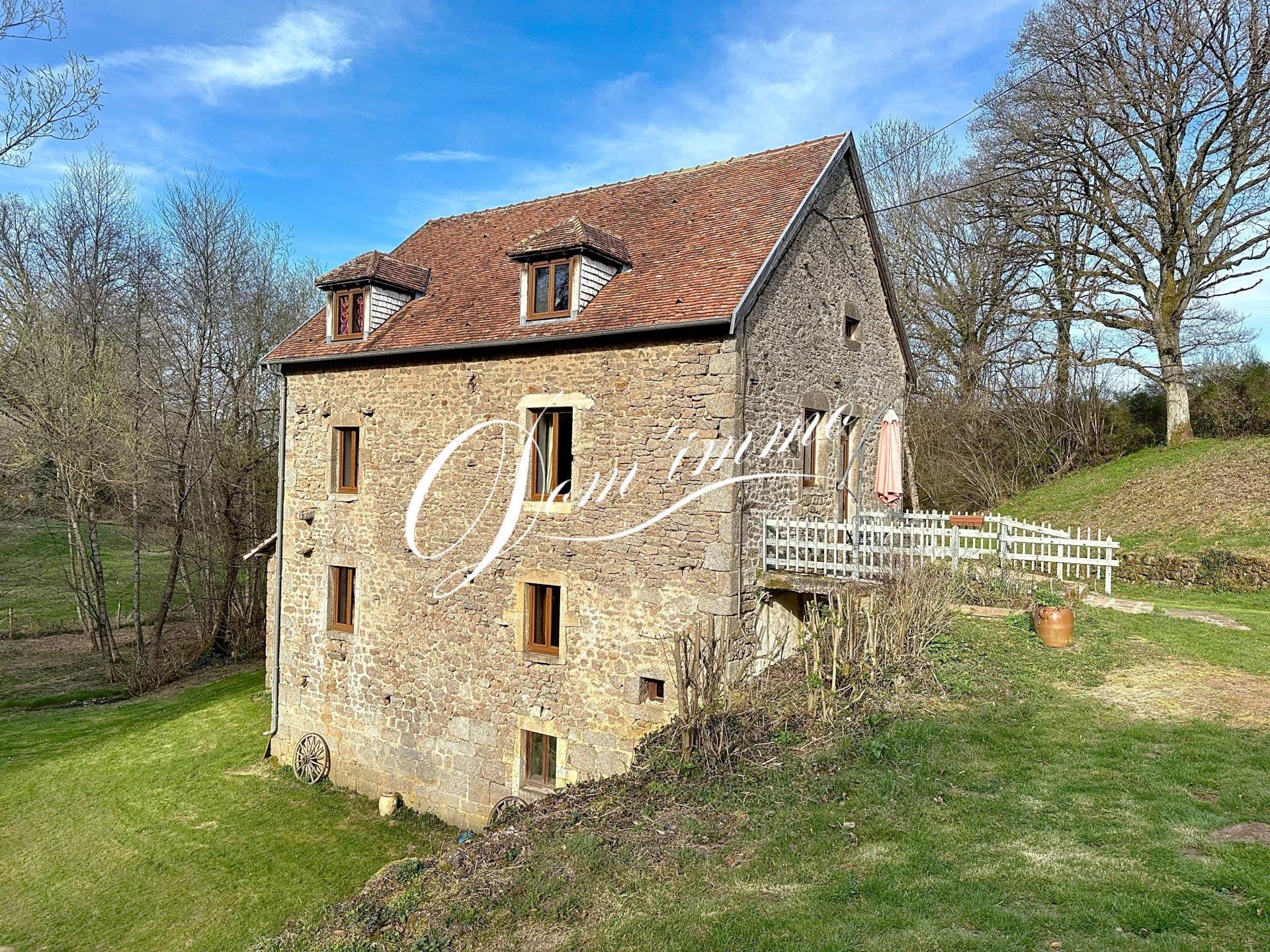 En exclusivité, ancien moulin avec 6 hectares environ