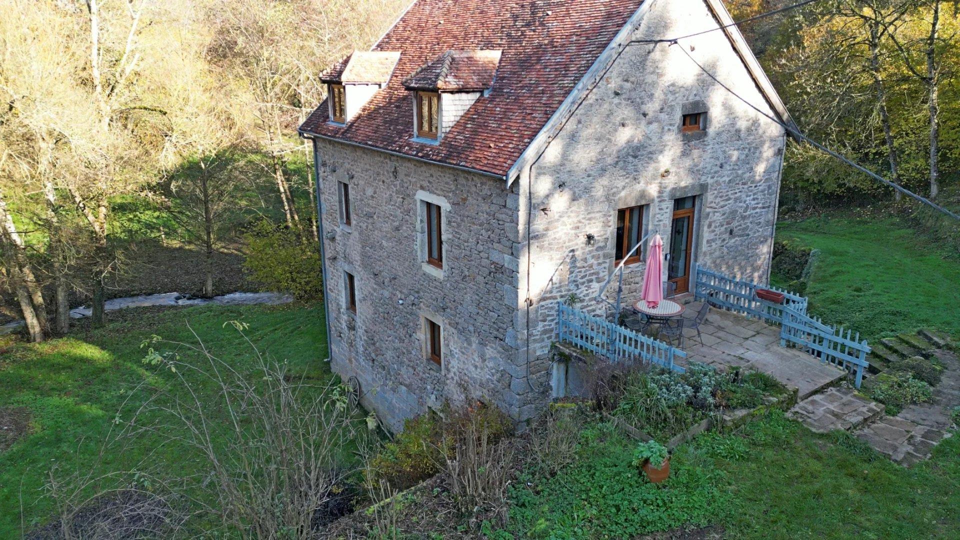 En exclusivité, ancien moulin avec 6 hectares environ