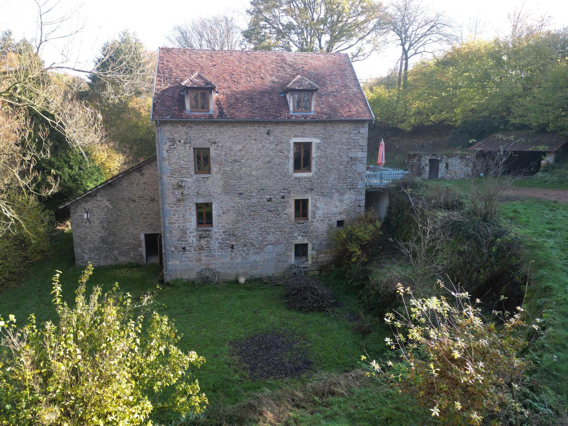 En exclusivité, ancien moulin avec 6 hectares environ