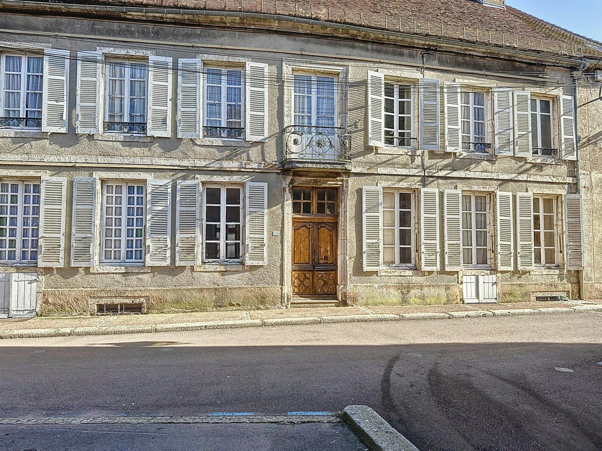 Bourgogne, au coeur de ville de Saulieu, maison de caractère
