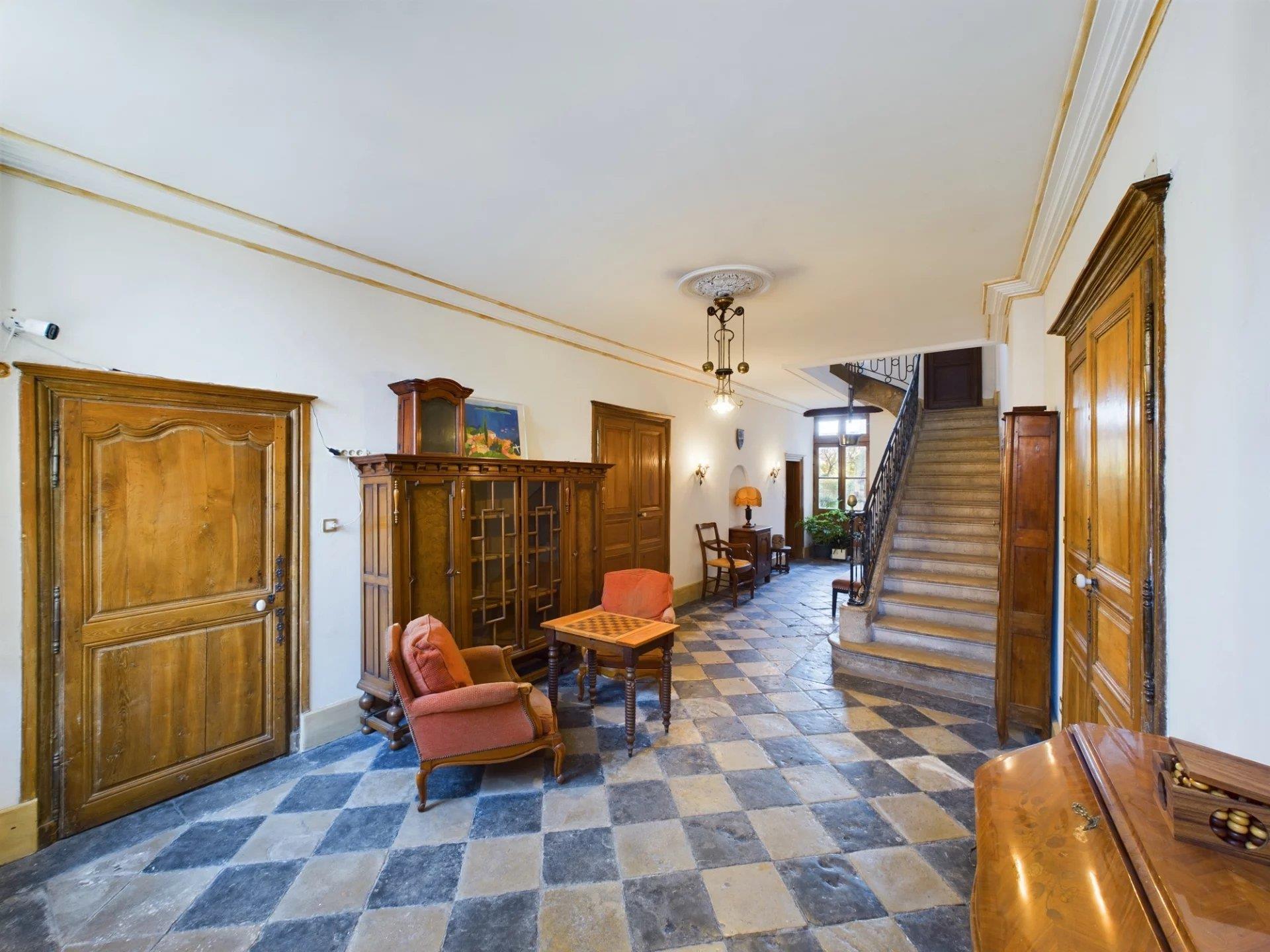 Bourgogne, au coeur de ville de Saulieu, maison de caractère