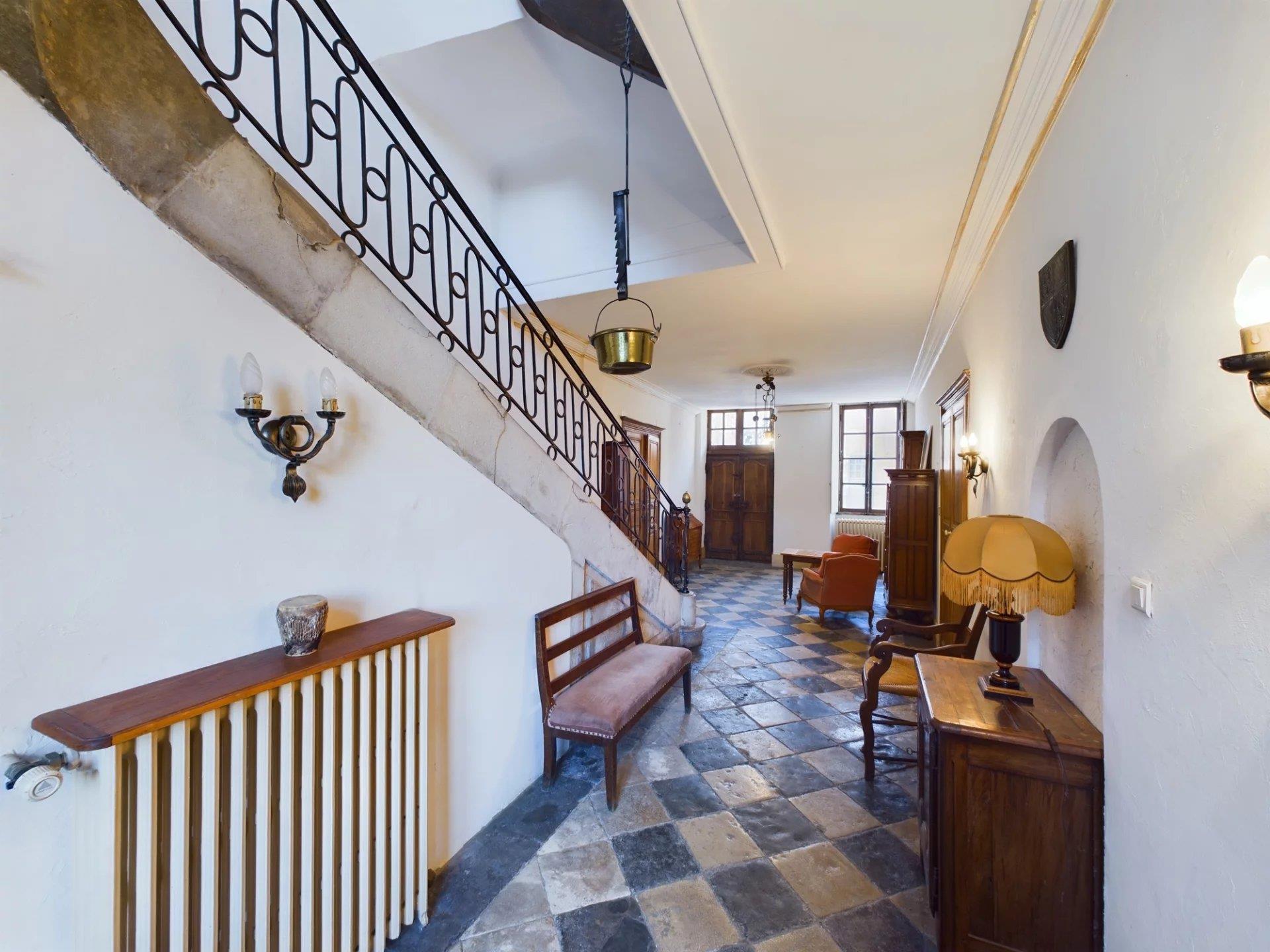 Bourgogne, au coeur de ville de Saulieu, maison de caractère