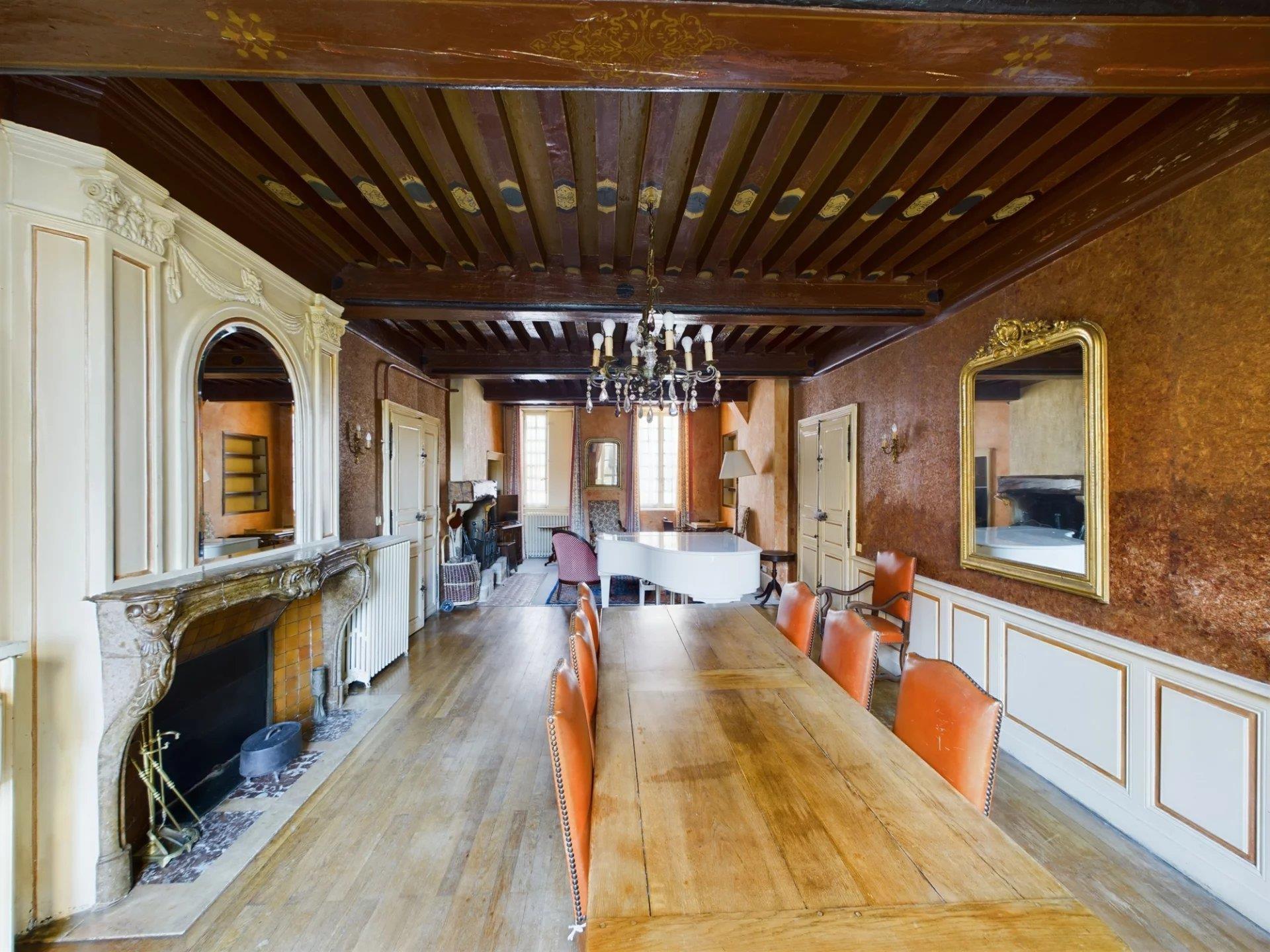 Bourgogne, au coeur de ville de Saulieu, maison de caractère