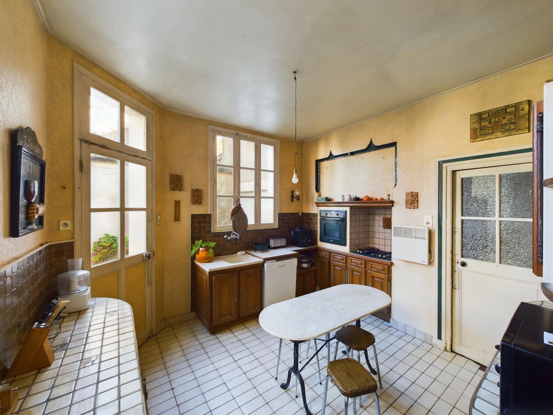 Bourgogne, au coeur de ville de Saulieu, maison de caractère