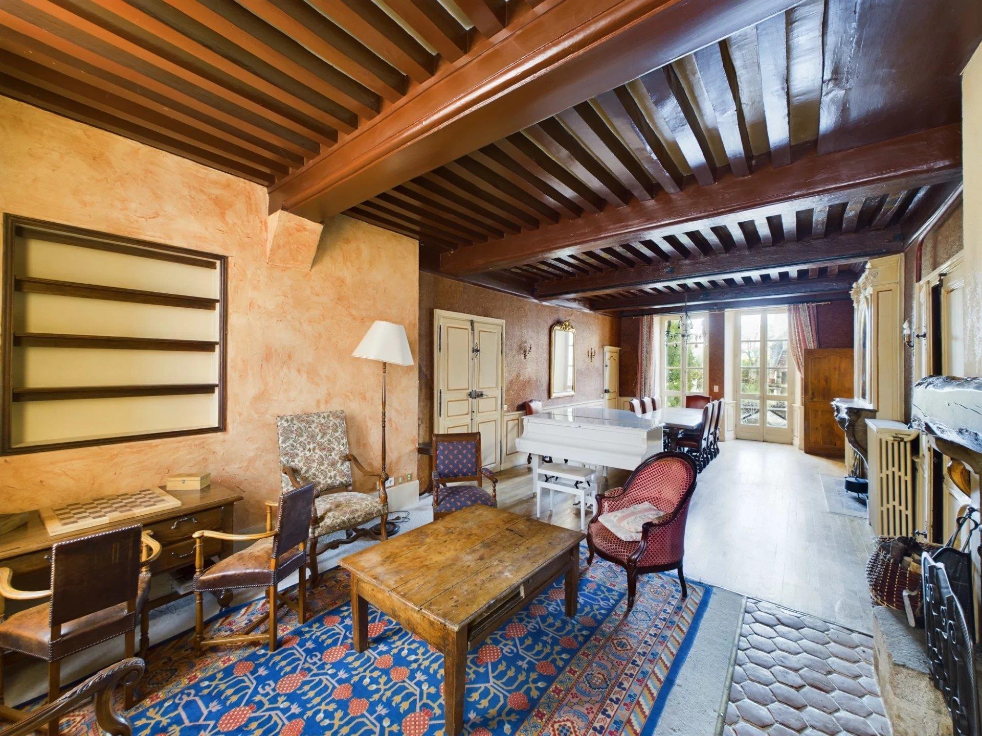 Bourgogne, au coeur de ville de Saulieu, maison de caractère