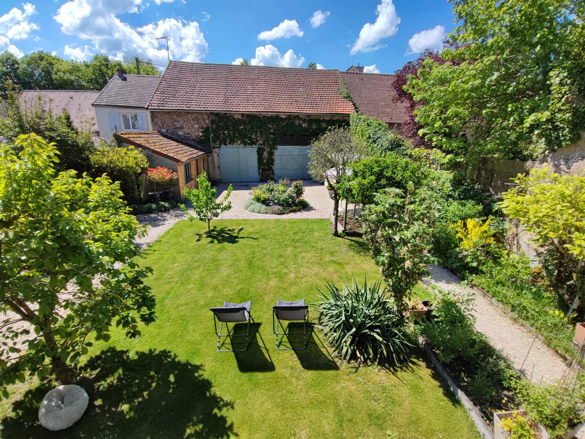 Authentic townhouse with garden and gites.