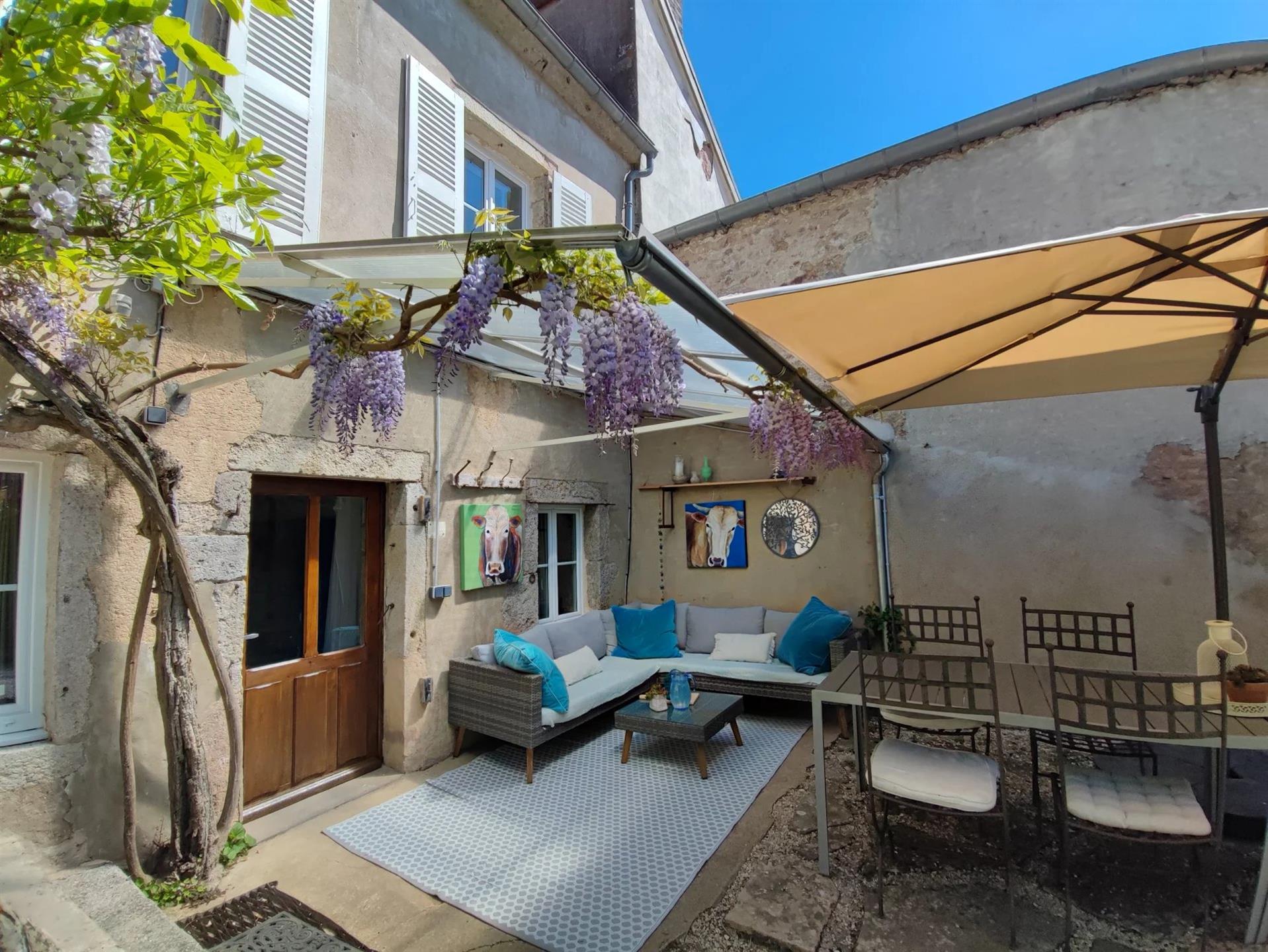 Authentic townhouse with garden and gites.