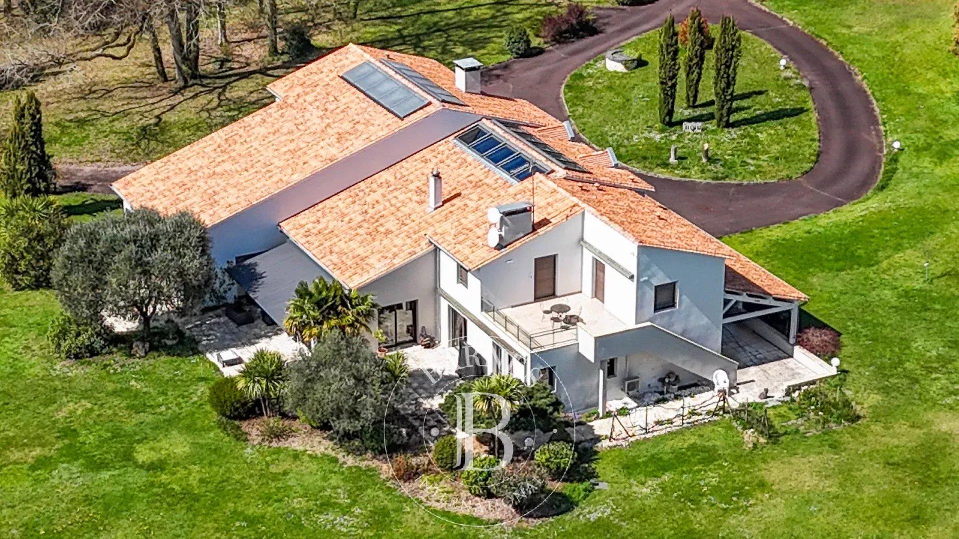 Périgueux – Architect-Designed Home With Indoor Pool On Over 2 Hectares Of Landscaped Grounds