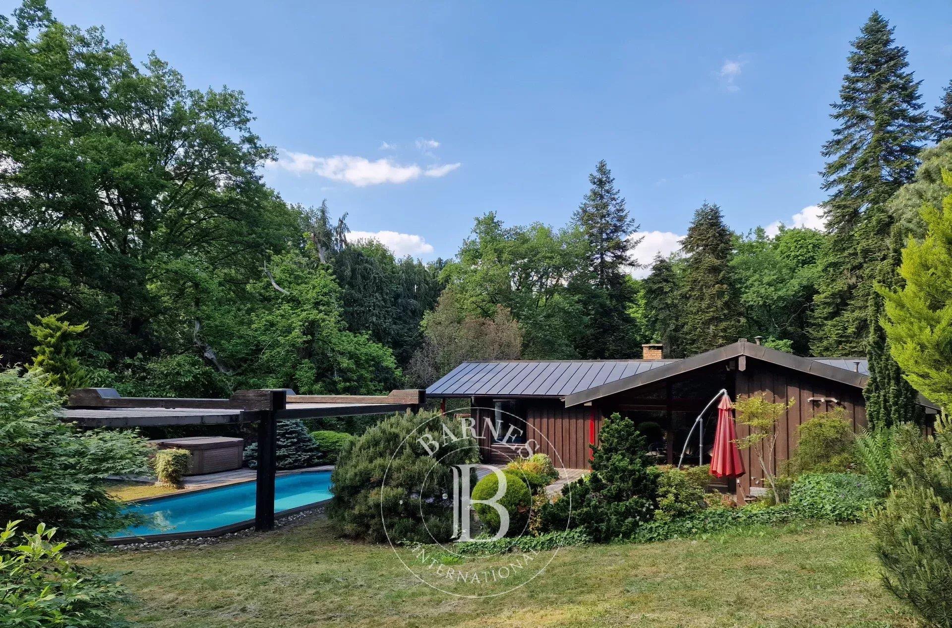 Senlisse, in the Chevreuse valley, 240 m² wooden building on 7040 m² of parkland.