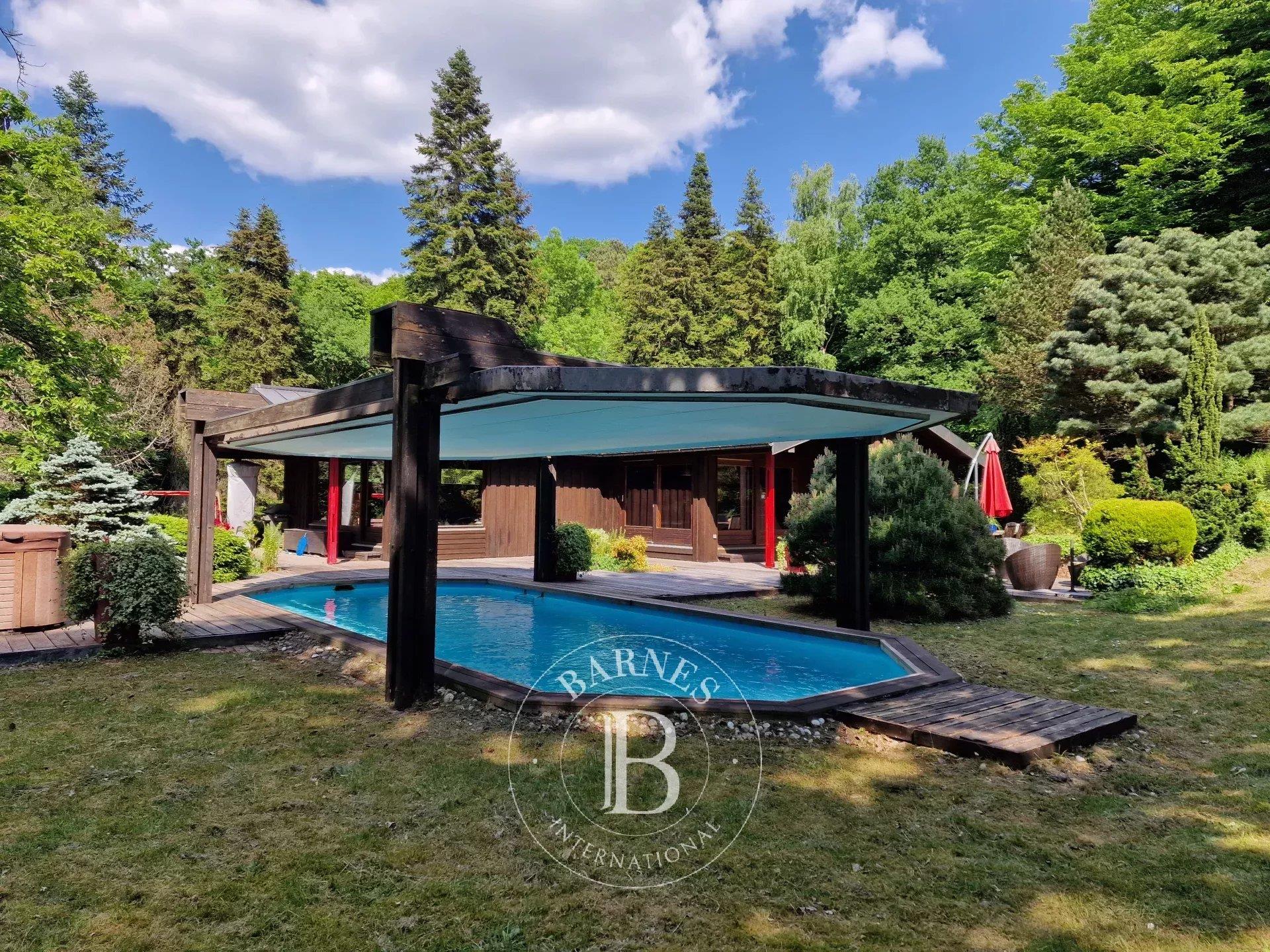 Senlisse, in the Chevreuse valley, 240 m² wooden building on 7040 m² of parkland.