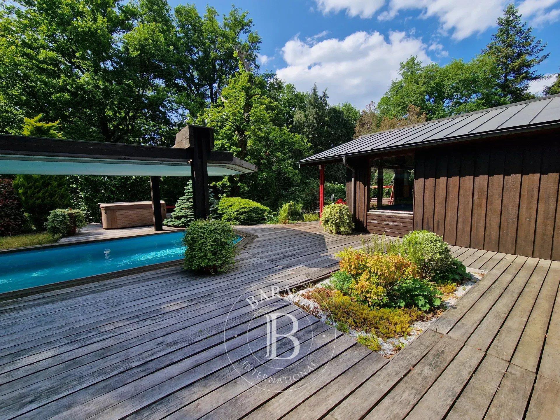 Senlisse, in the Chevreuse valley, 240 m² wooden building on 7040 m² of parkland.