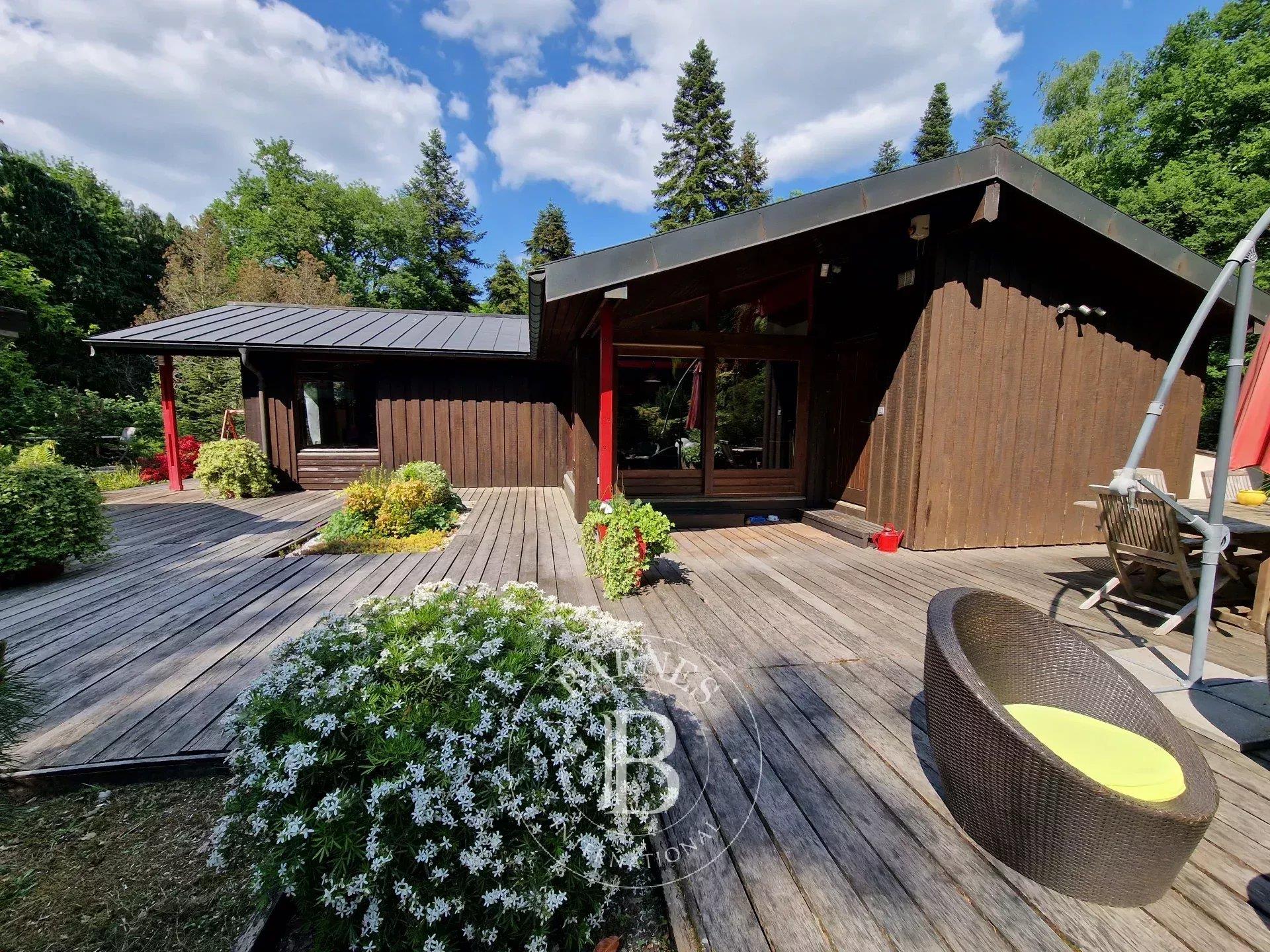 Senlisse, in the Chevreuse valley, 240 m² wooden building on 7040 m² of parkland.
