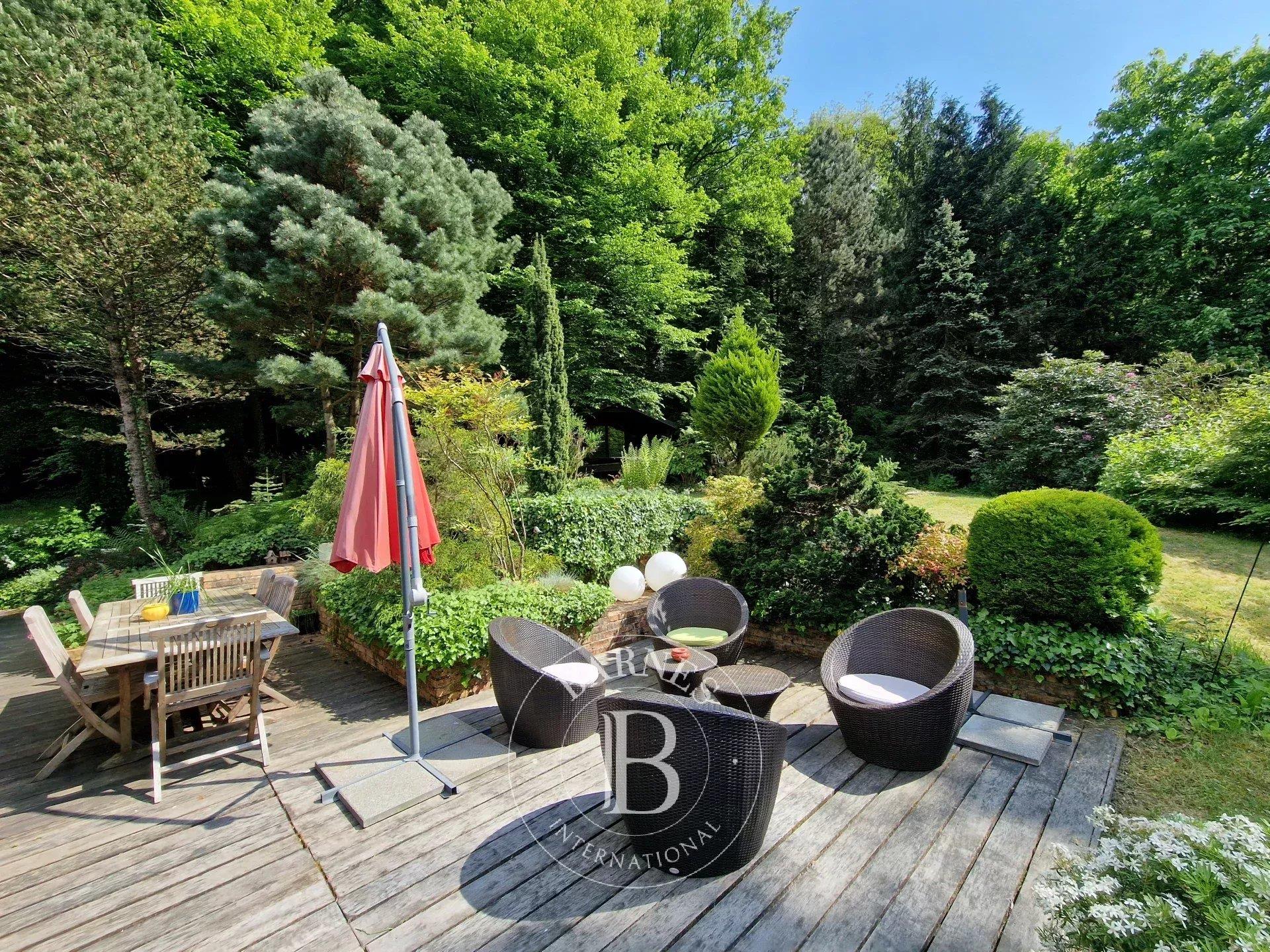 Senlisse, in the Chevreuse valley, 240 m² wooden building on 7040 m² of parkland.