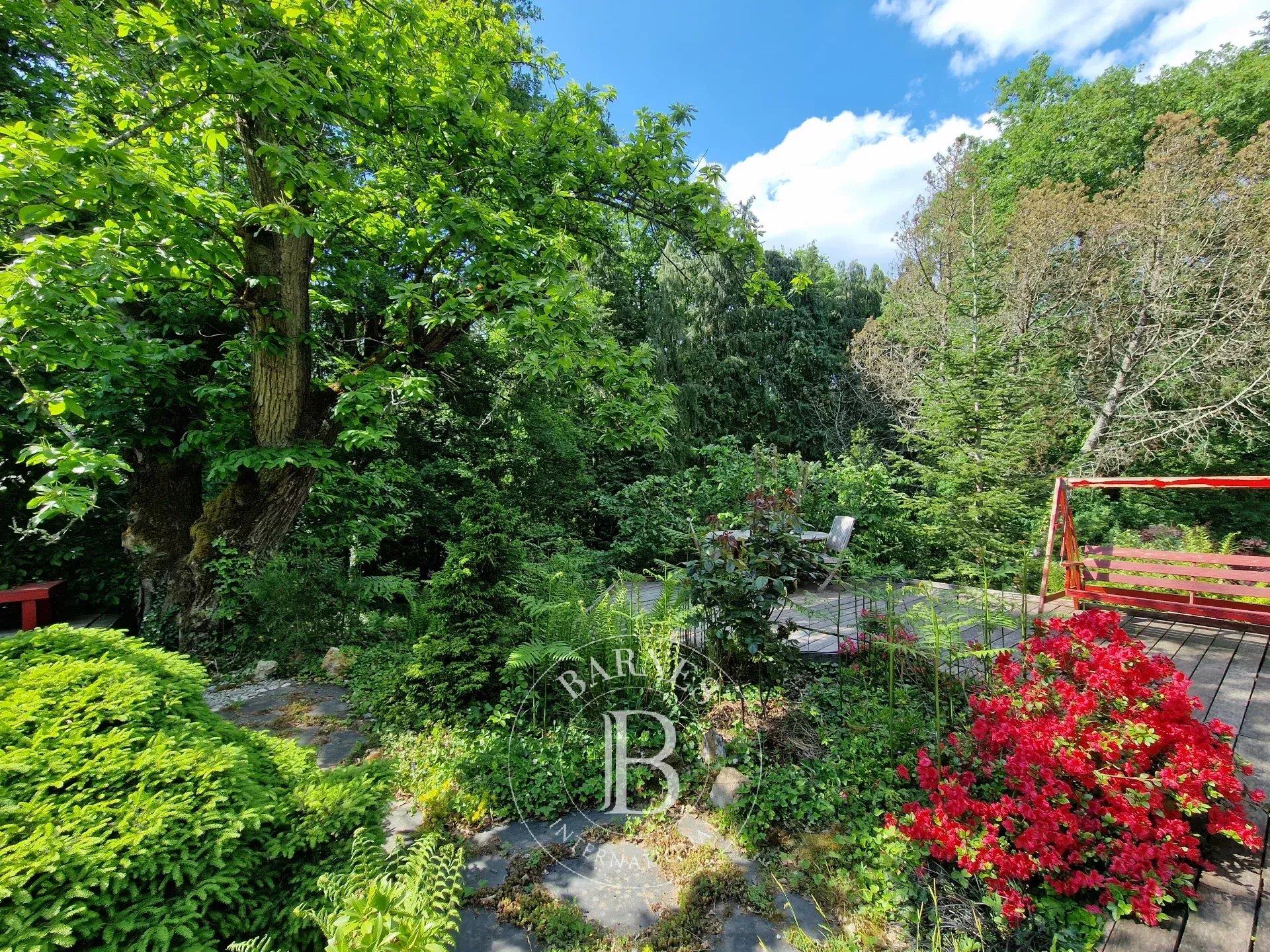 Senlisse, in the Chevreuse valley, 240 m² wooden building on 7040 m² of parkland.