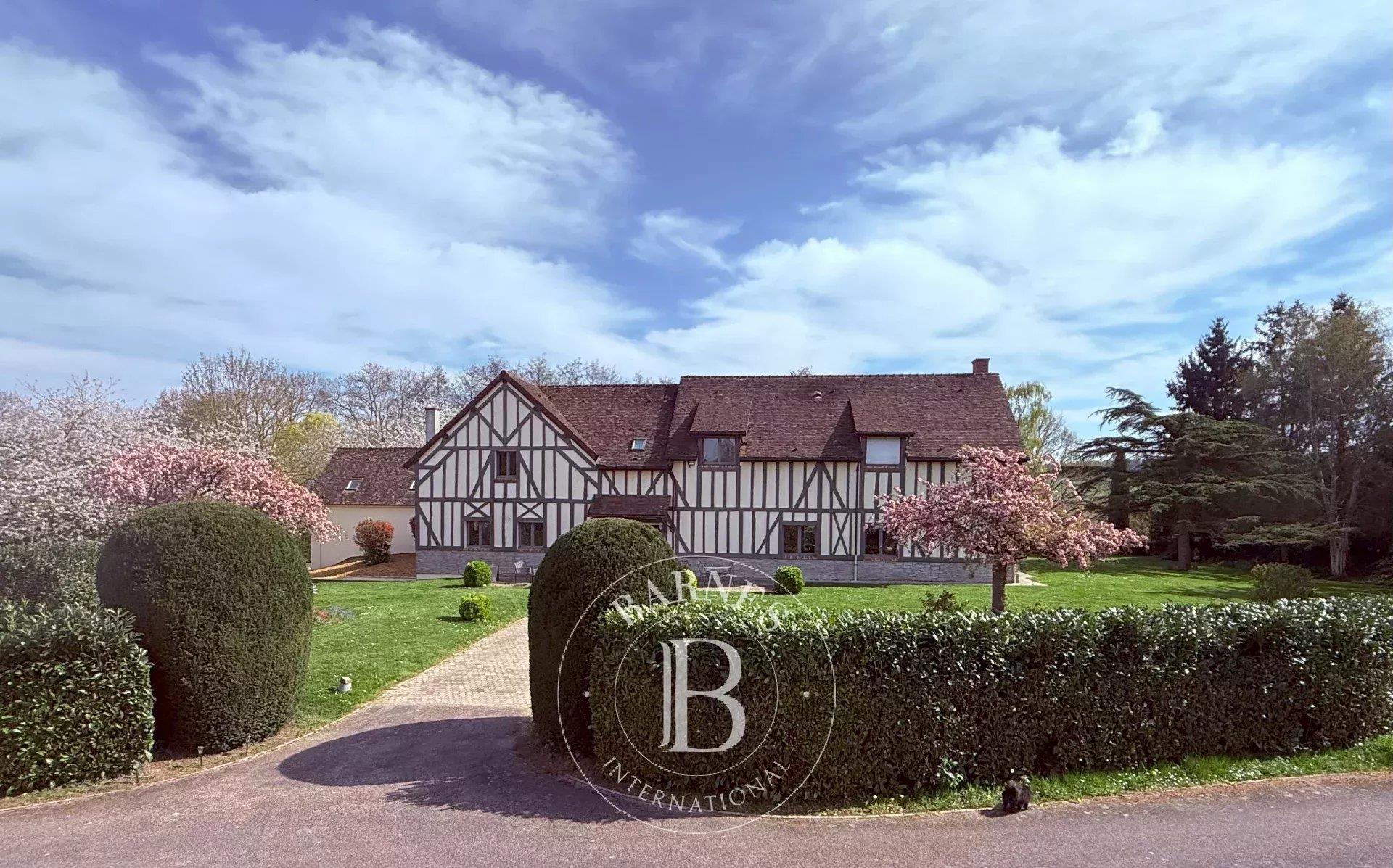 Faverolles (28) beautiful Norman-style ensemble of 564m2 living space on 9300m2 of land in the cente