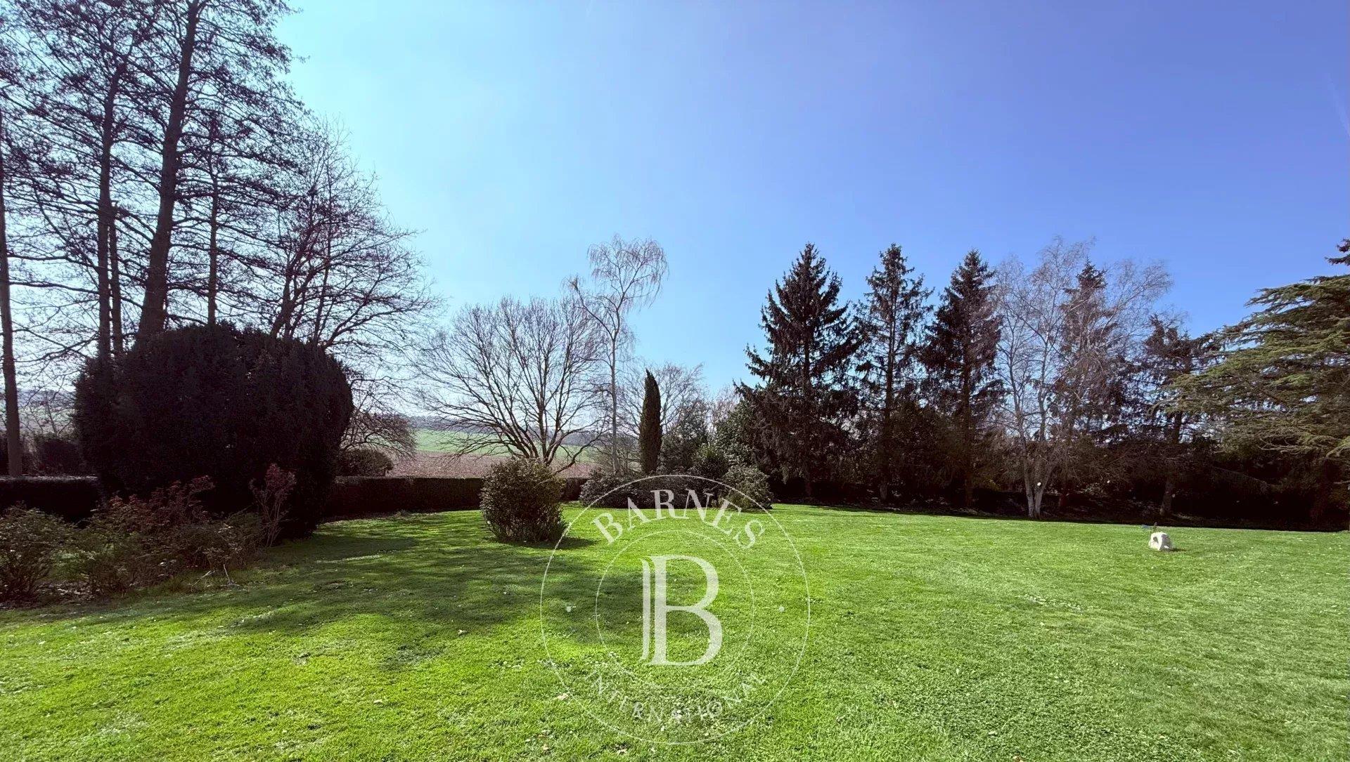 Faverolles (28) beautiful Norman-style ensemble of 564m2 living space on 9300m2 of land in the cente
