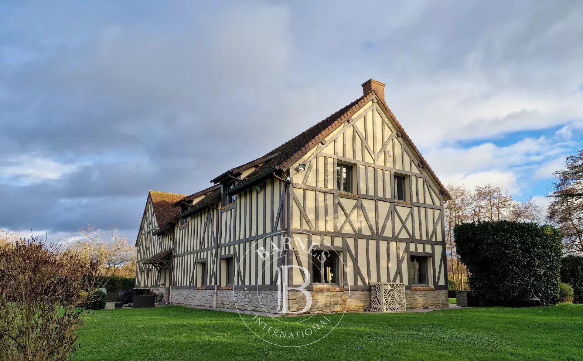 Faverolles (28) beautiful Norman-style ensemble of 564m2 living space on 9300m2 of land in the cente