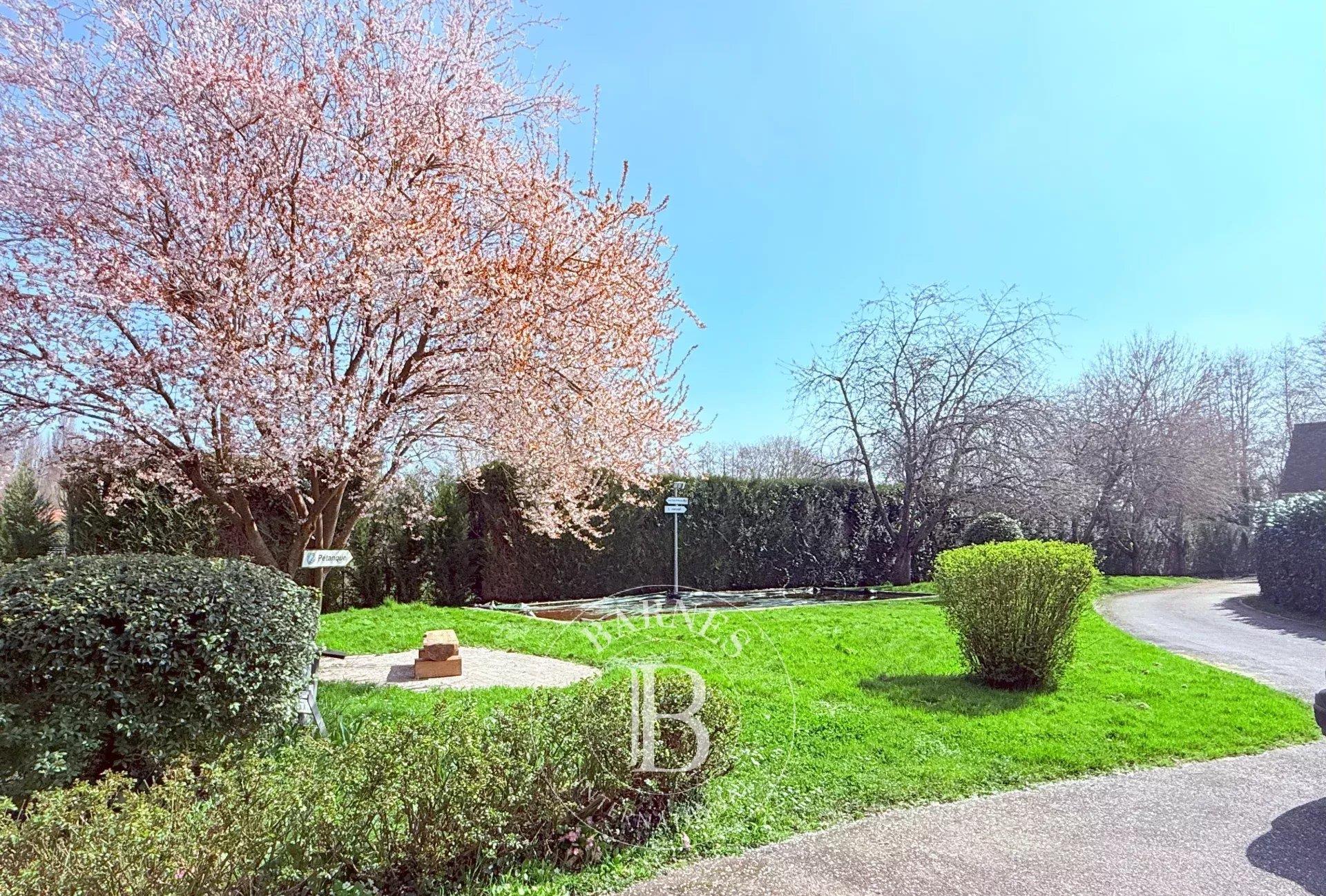 Faverolles (28) beautiful Norman-style ensemble of 564m2 living space on 9300m2 of land in the cente