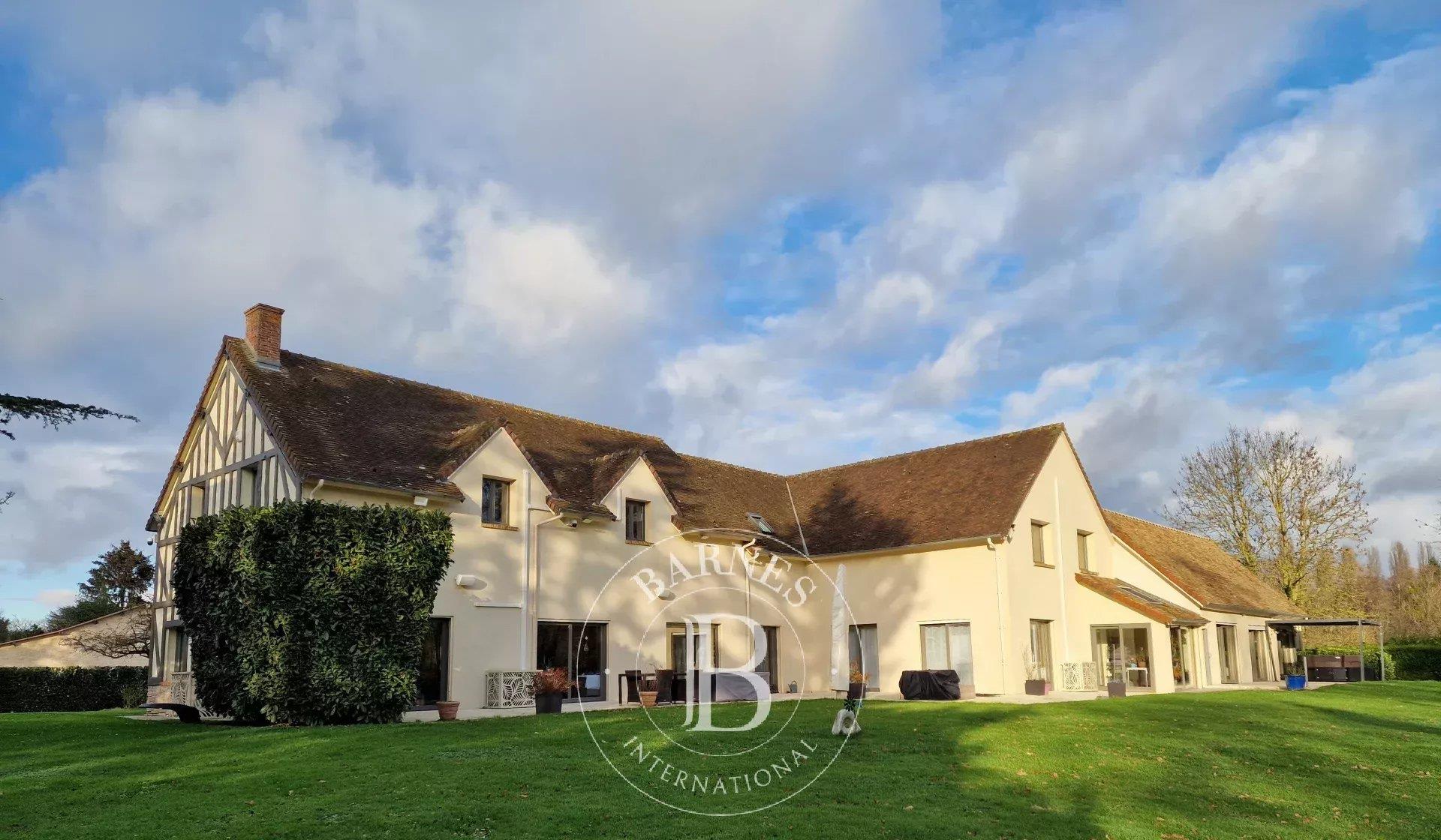 Faverolles (28) beautiful Norman-style ensemble of 564m2 living space on 9300m2 of land in the cente